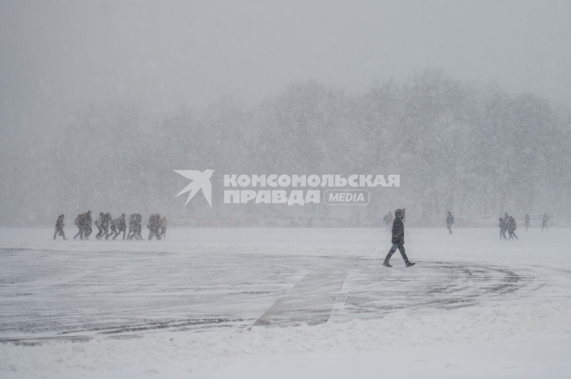 Санкт-Петербург.  Прохожие на Дворцовой площади во время снежного шторма.