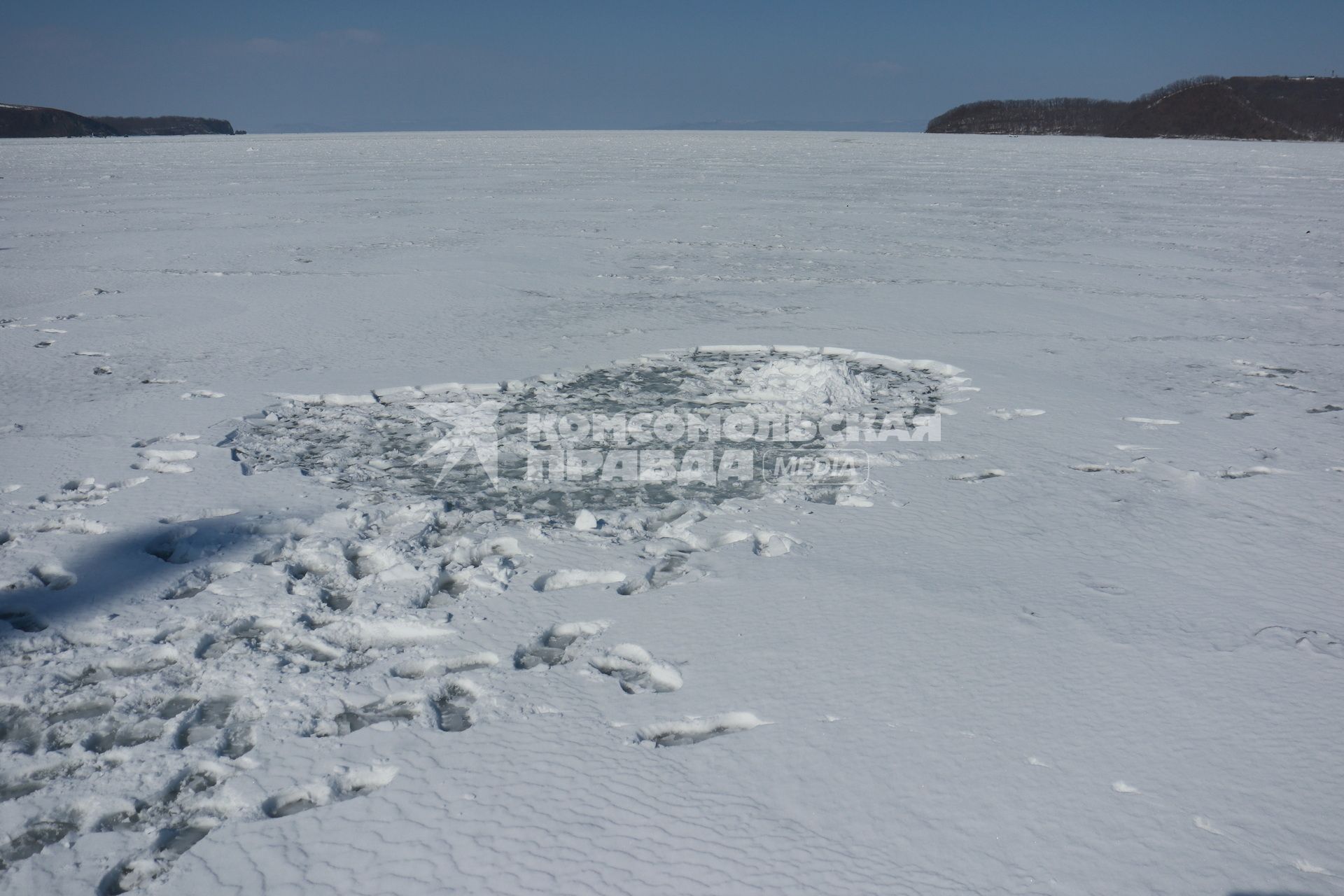 Владивосток. На острове Русский неизвестные засыпали снегом нефтяные пятна рядом с рыболовецкими траулерами `Ленск` и `Билене`. Место, откуда брали снег.