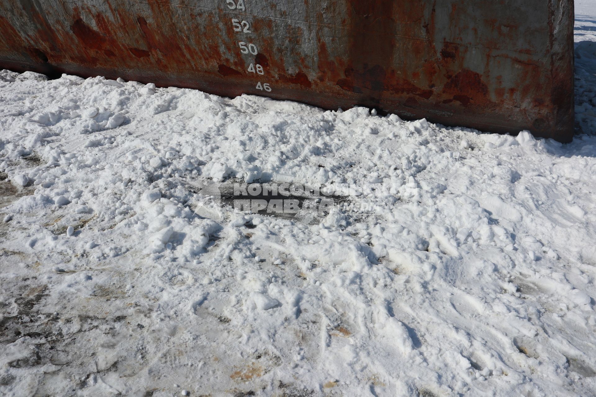 Владивосток. На острове Русский неизвестные засыпали снегом нефтяные пятна рядом с рыболовецкими траулерами `Ленск` и `Билене`.