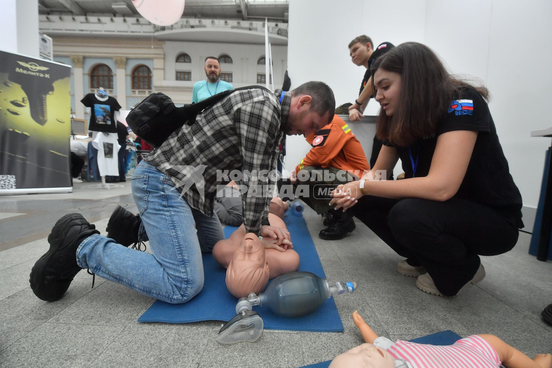 Moscow Dive ShowМосква. Обучение приемам оказания первой помощи   на выставке  `Главная выставка водного человека` в Гостином дворе.