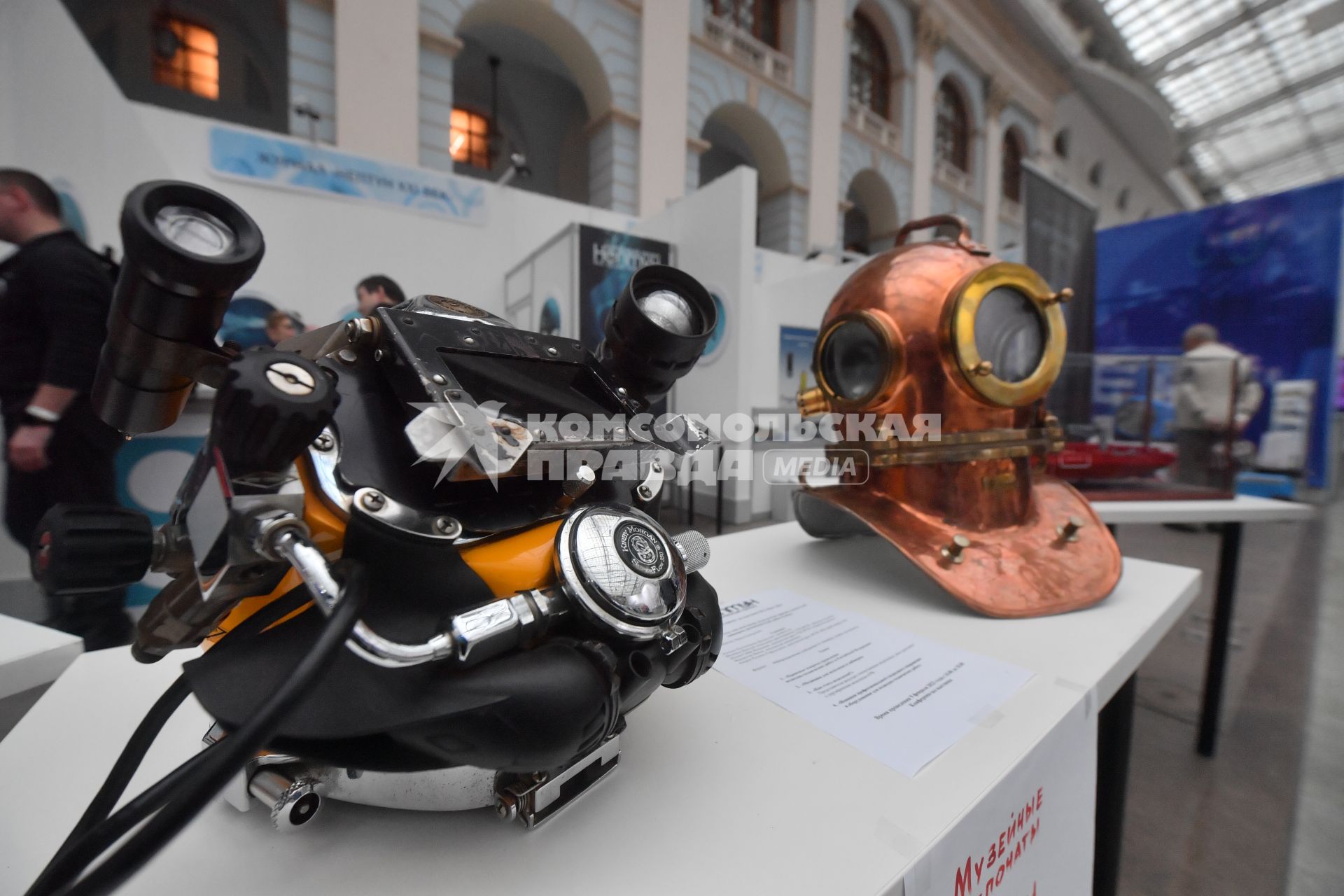 Москва.  Водолазное снаряжение  на выставке  Moscow Dive Show`Главная выставка водного человека` в Гостином дворе.