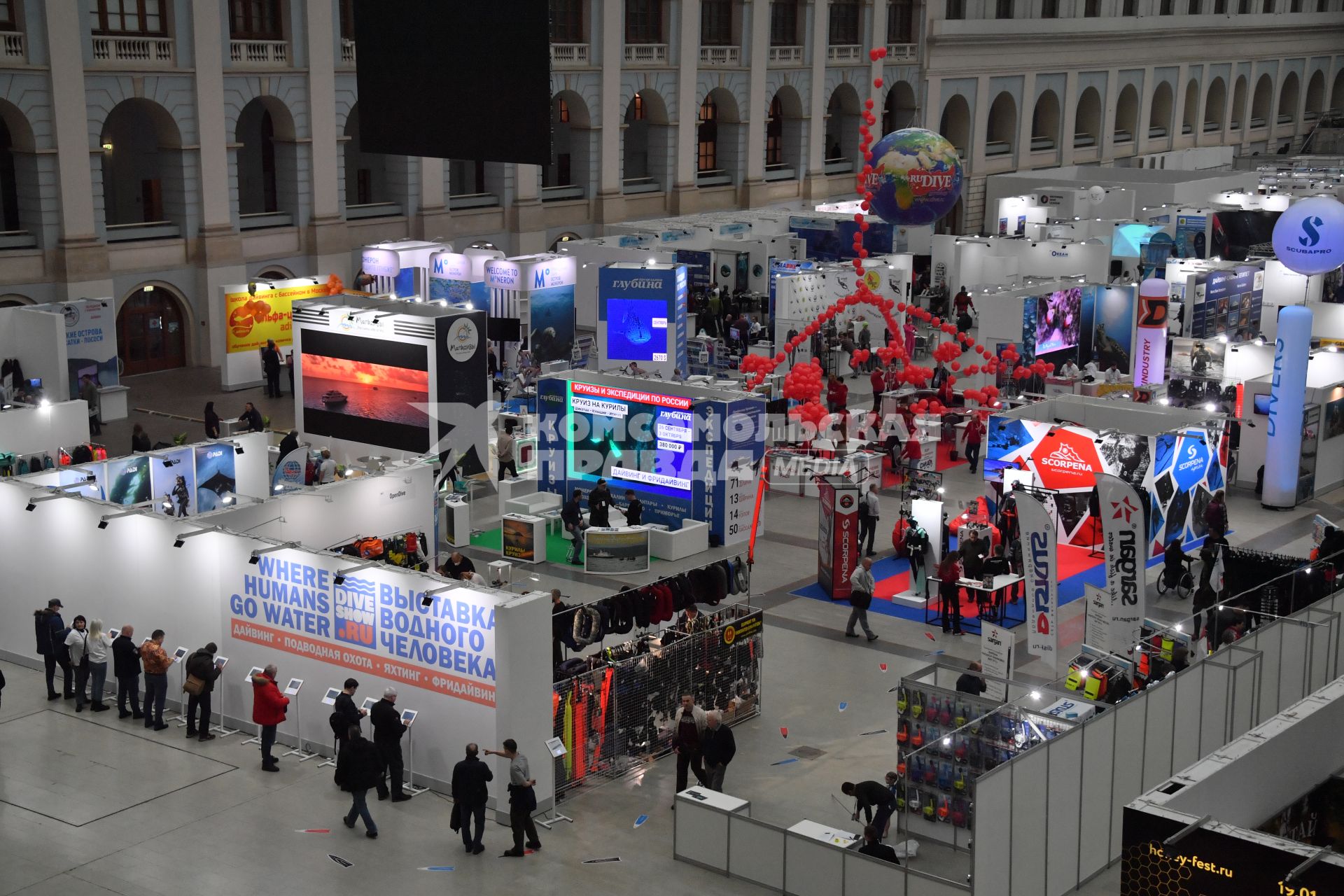 Москва.  На выставке Moscow Dive Show `Главная выставка водного человека` в Гостином дворе.