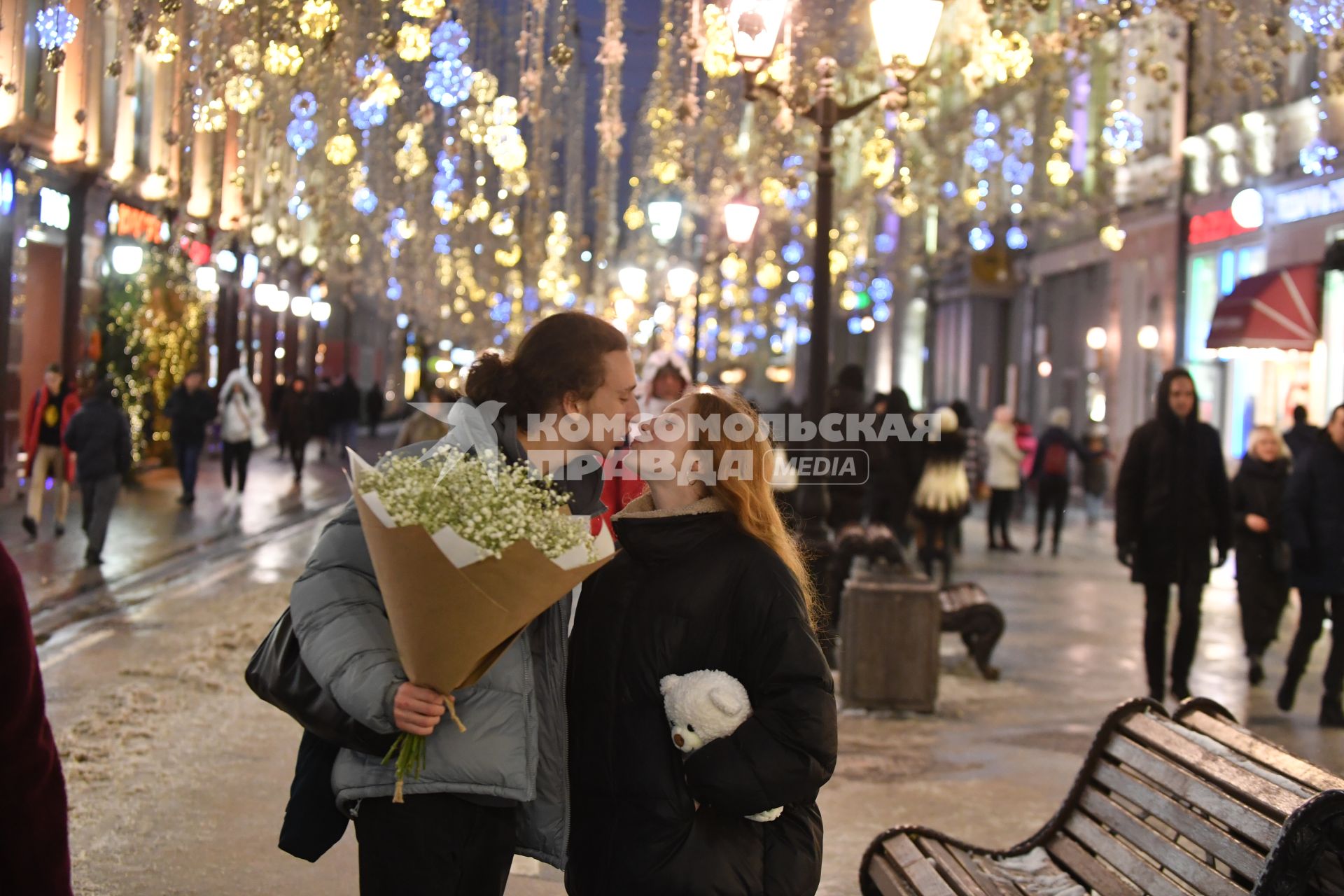 Москва. Молодые люди в День всех влюбленных на Никольской улице.