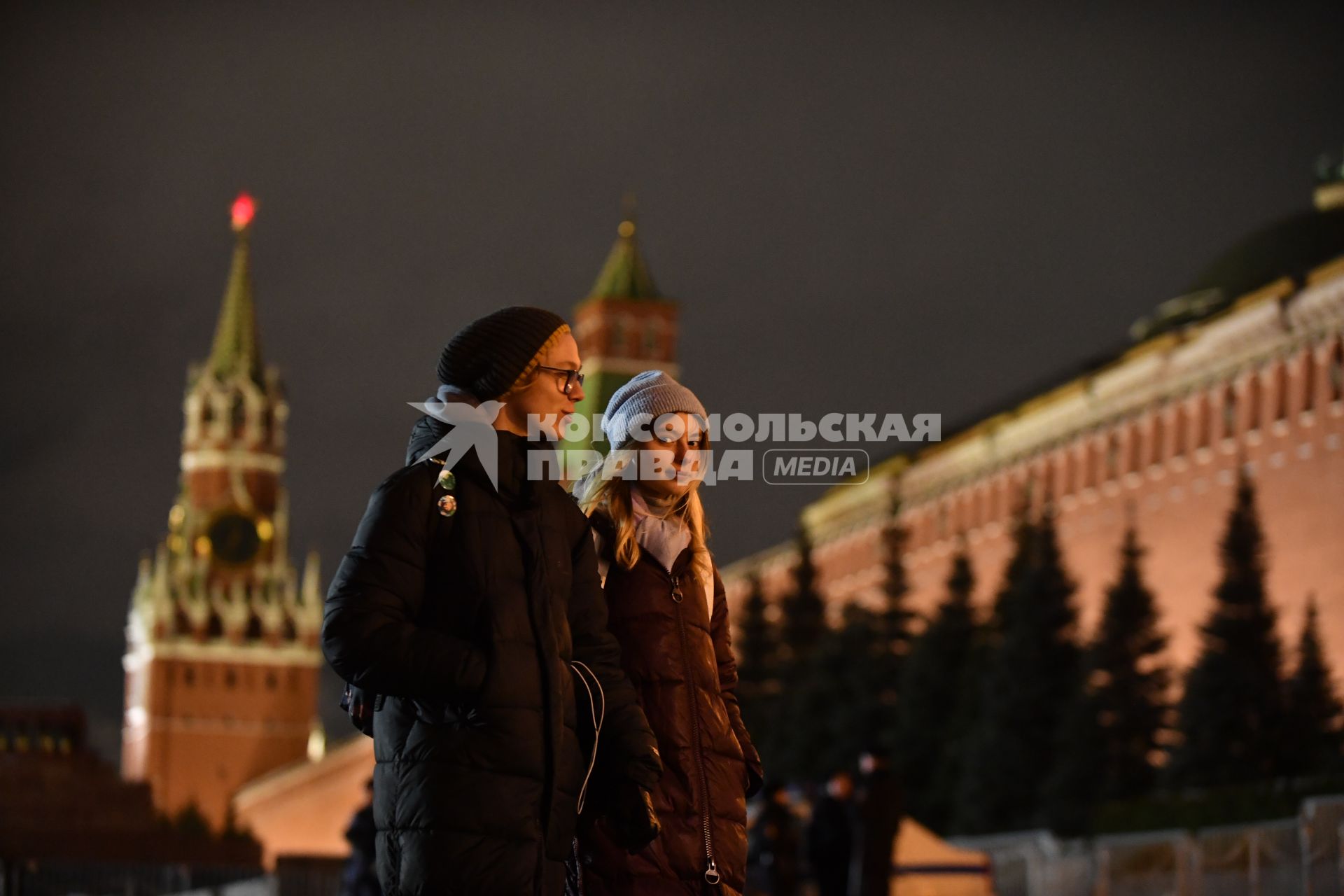 Москва. Молодые люди в День всех влюбленных на Красной площади.