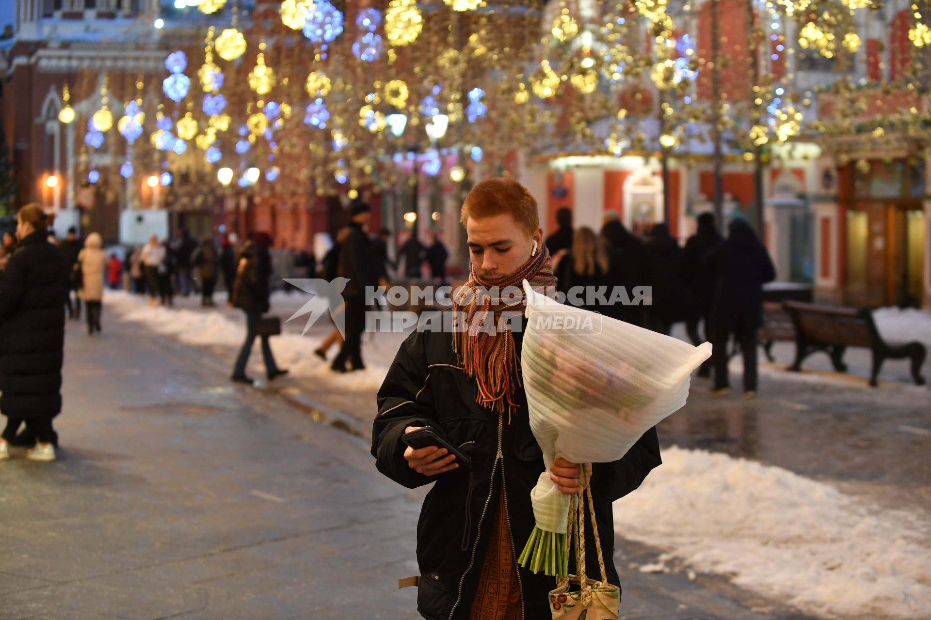 Москва. Молодой человек с букетом цветов в День всех влюбленных на Никольской улице.