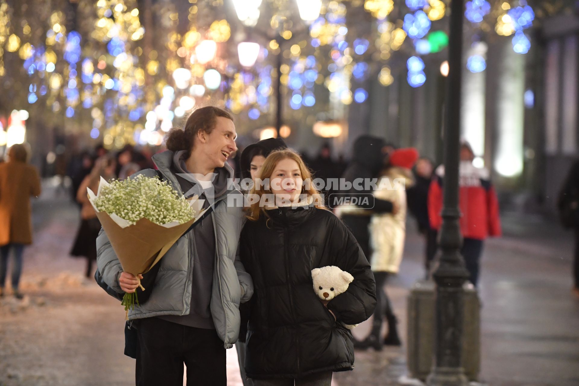 Москва. Молодые люди в День всех влюбленных на Никольской улице.