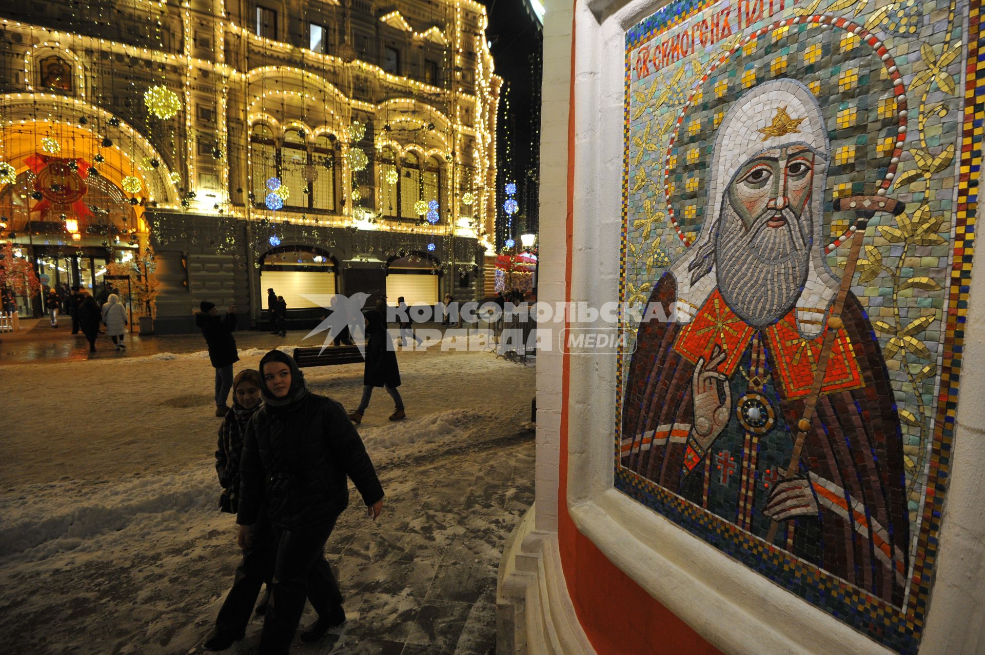 Москва. Мозаичный образ Ермогена Московского на фасаде собора Казанской иконы Божией Матери.