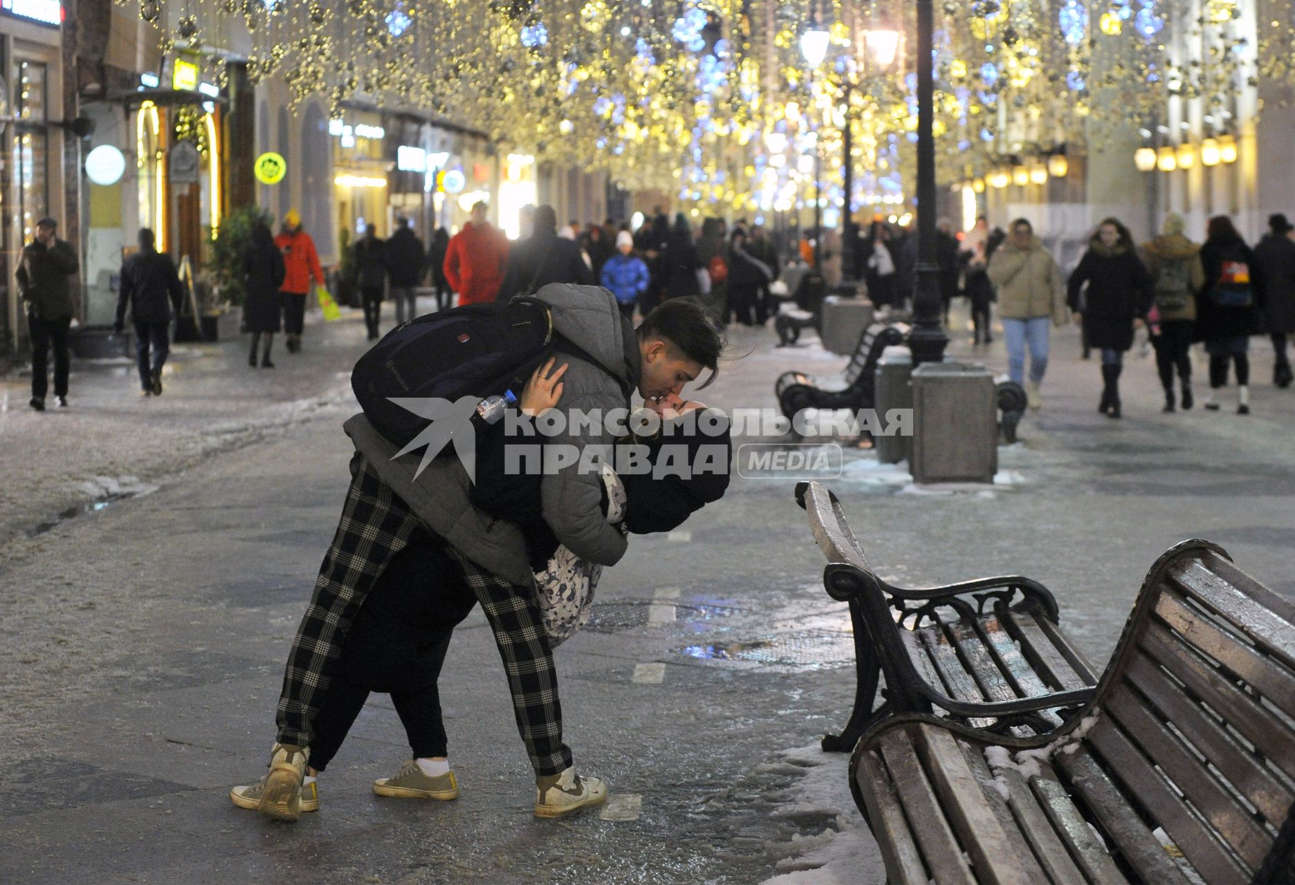 Москва. Молодые люди в День всех влюбленных на Никольской улице.