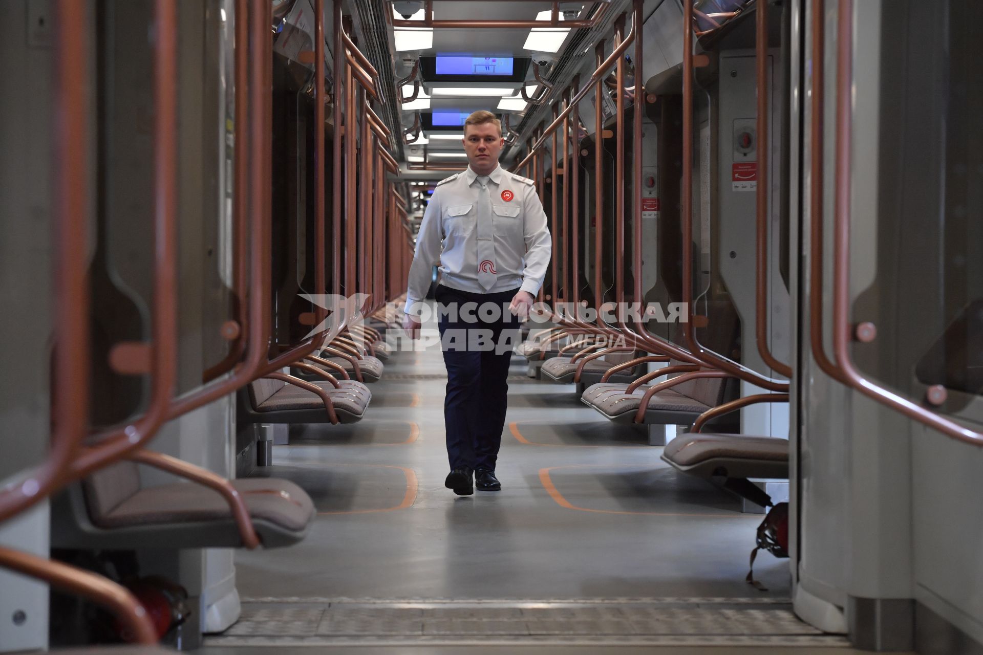 Москва. В вагоне поезда  в электродепо `Нижегородское` Большой кольцевой линии (БКЛ) Московского метрополитена.