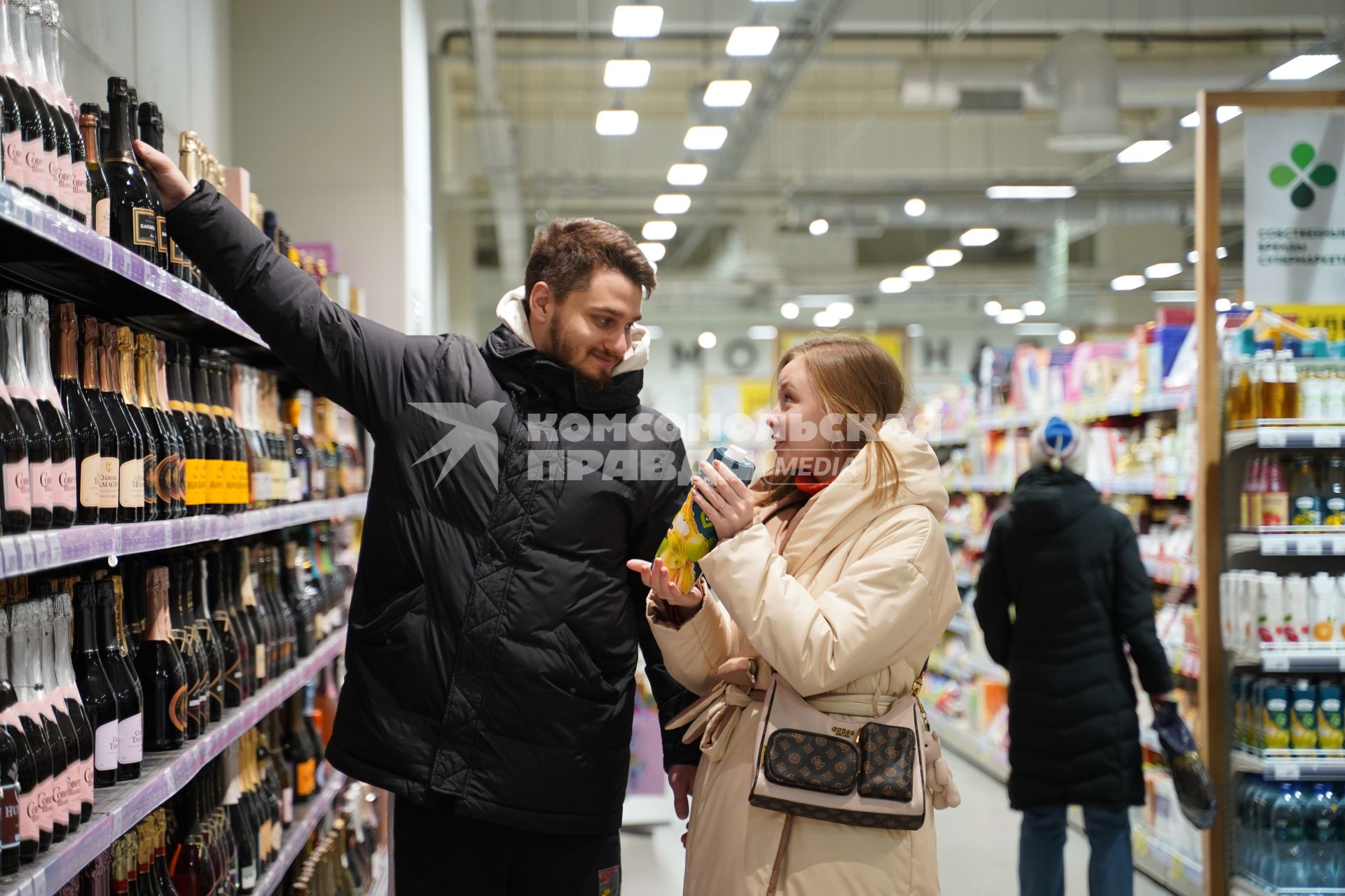 Самара. Молодые люди делают покупки в магазине.