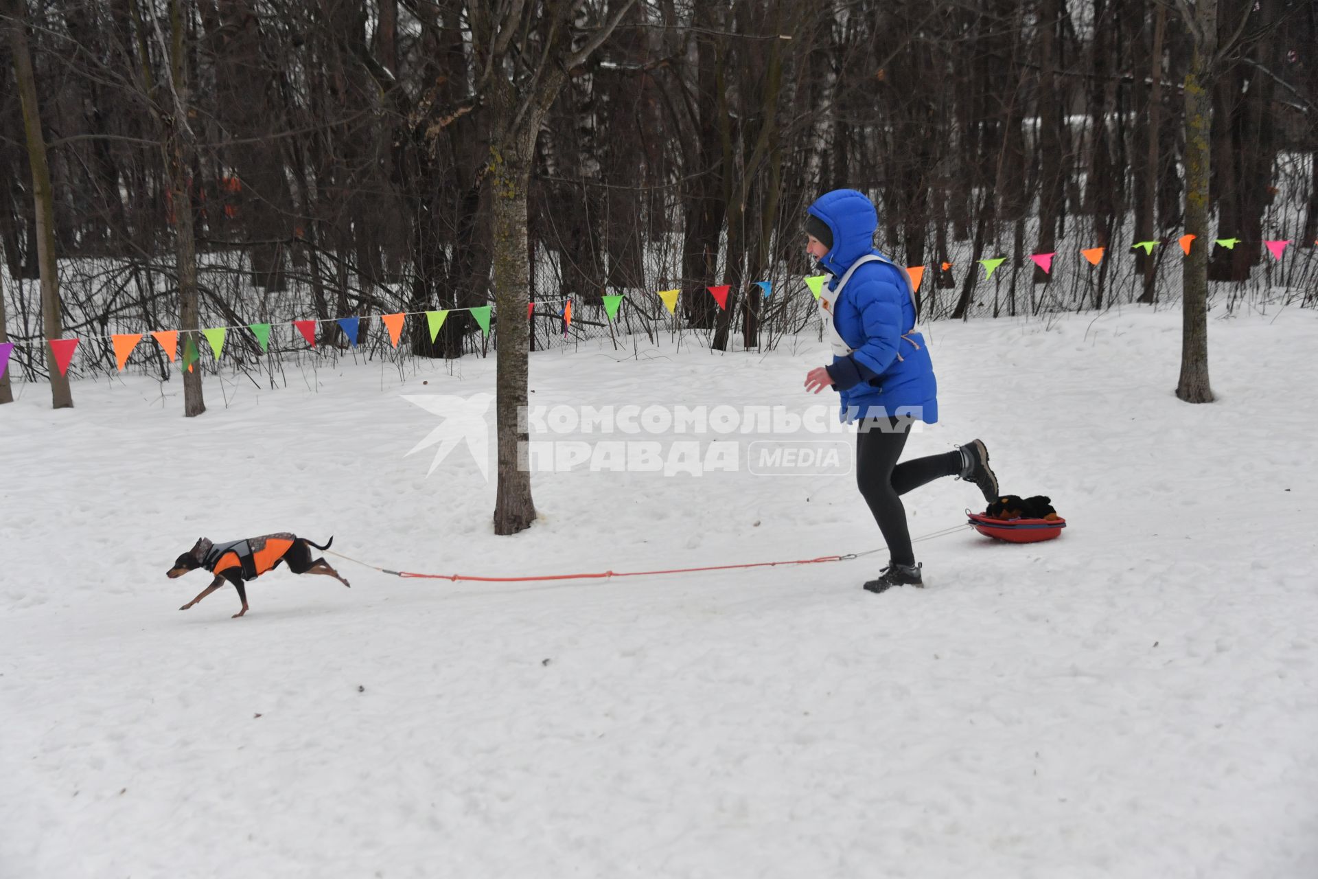 Москва. Участники во время соревнования по скипуллингу на Косинской улице.