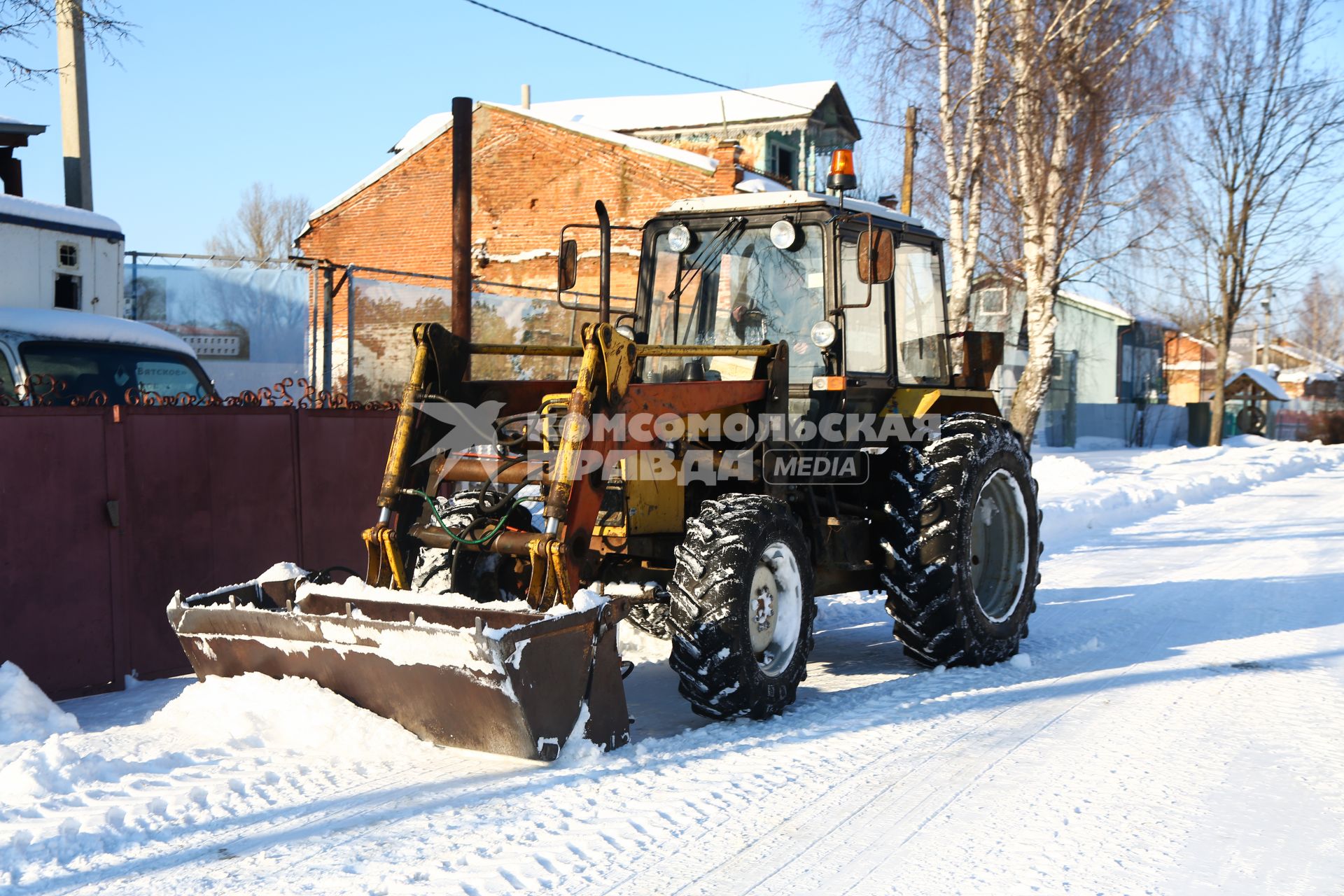 Ярославская область, с. Вятское. Трактор на одной из улиц.