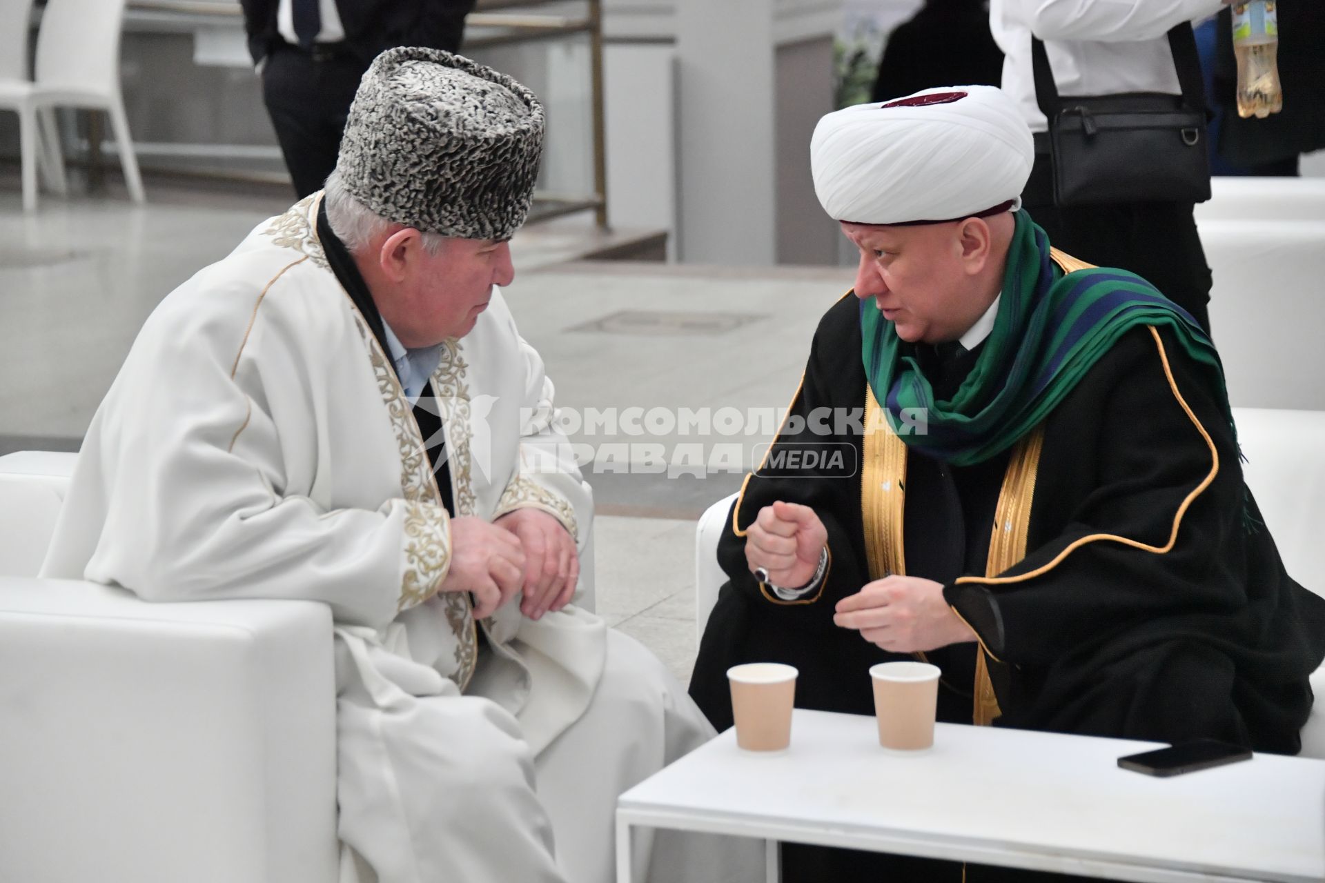 Москва. Муфтий, председатель Координационного центра мусульман Северного Кавказа Исмаил Бердиев и глава Духовного собрания мусульман России (ДСМР), муфтий Альбир Крганов (справа) перед началом ежегодного послания президента РФ В.Путина Федеральному собранию РФ в Гостином дворе.