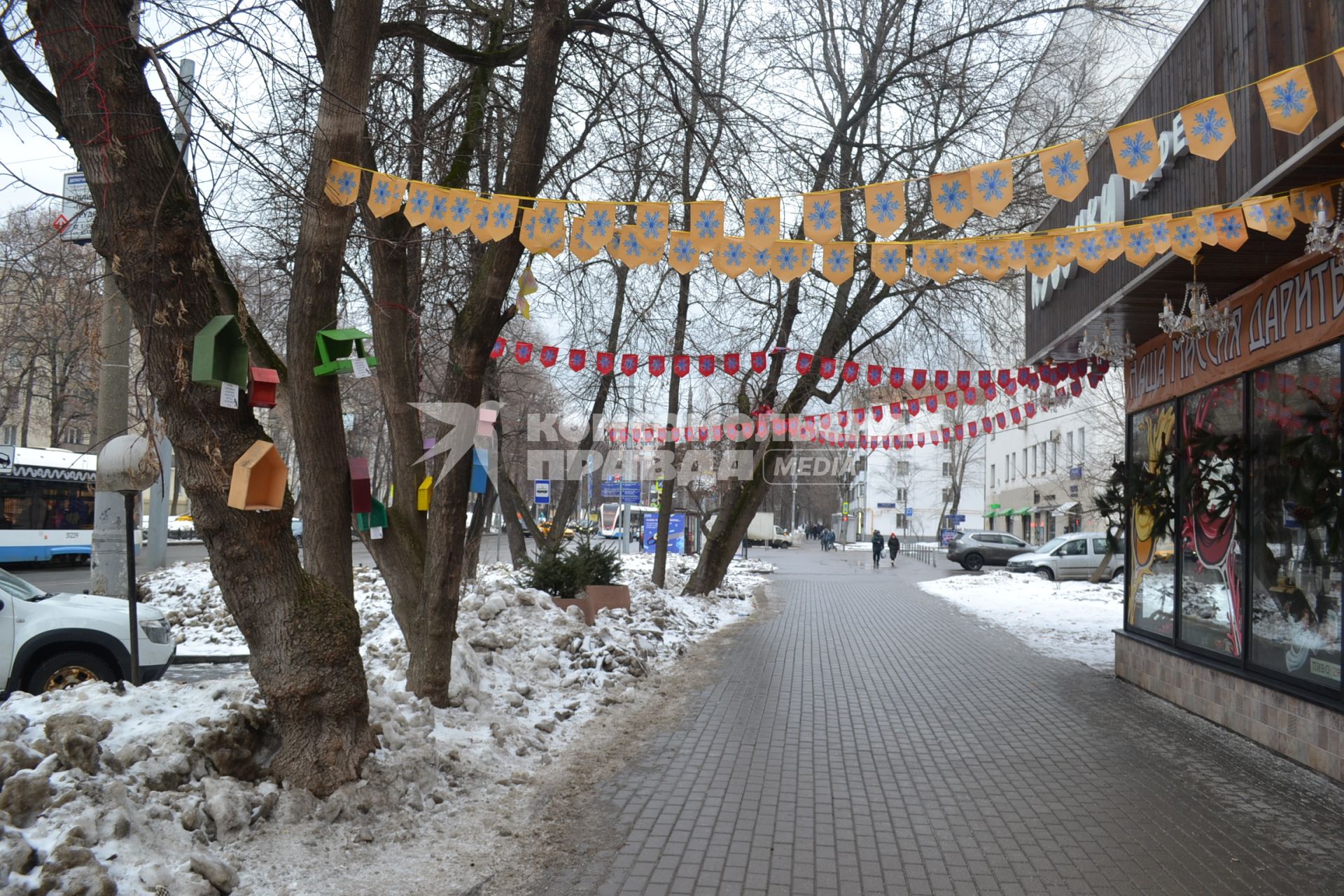 Москва. Деревья украшены флажками и скворечниками.