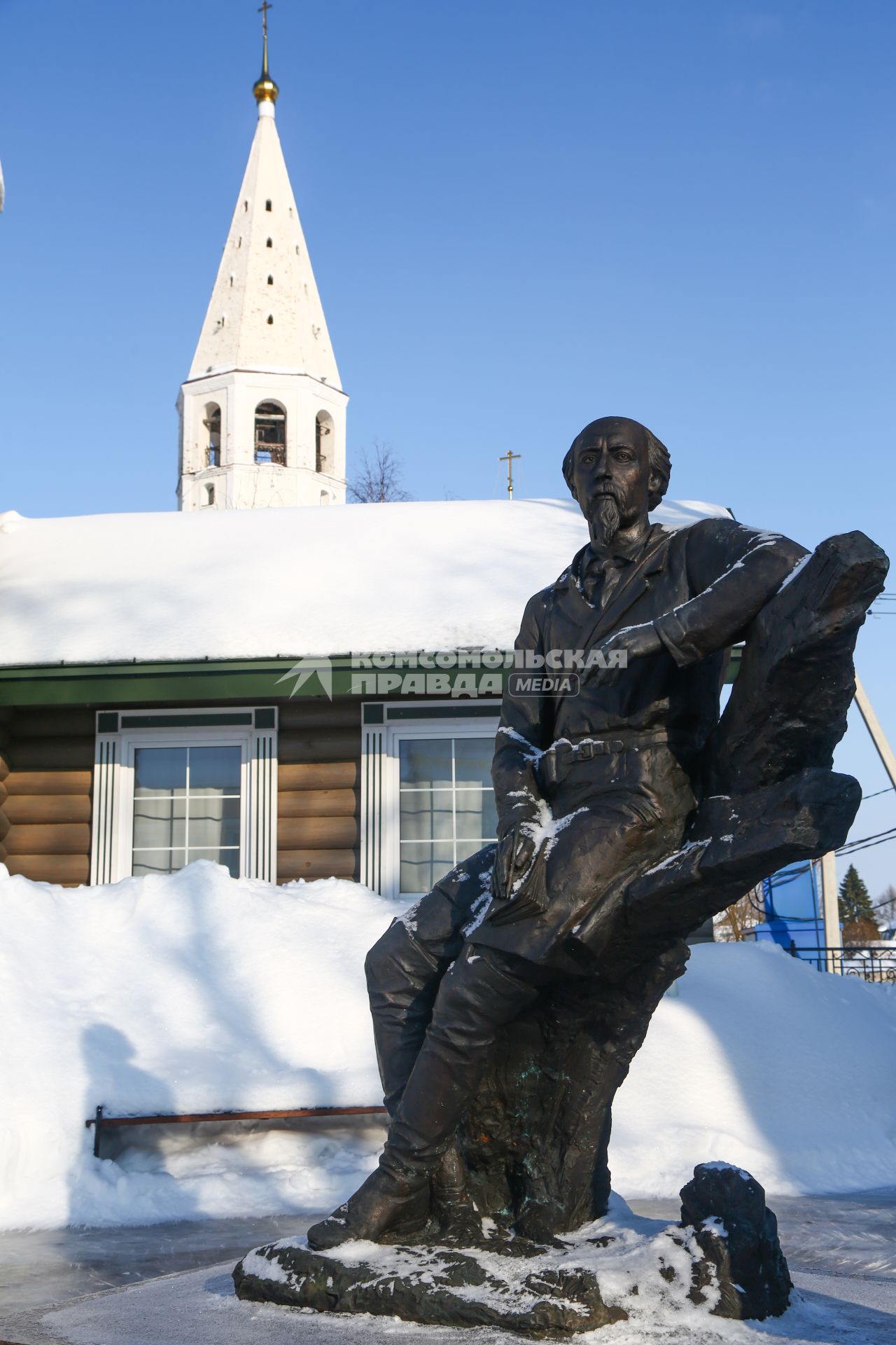 Ярославская область, с. Вятское. Памятник поэту Николаю Некрасову.