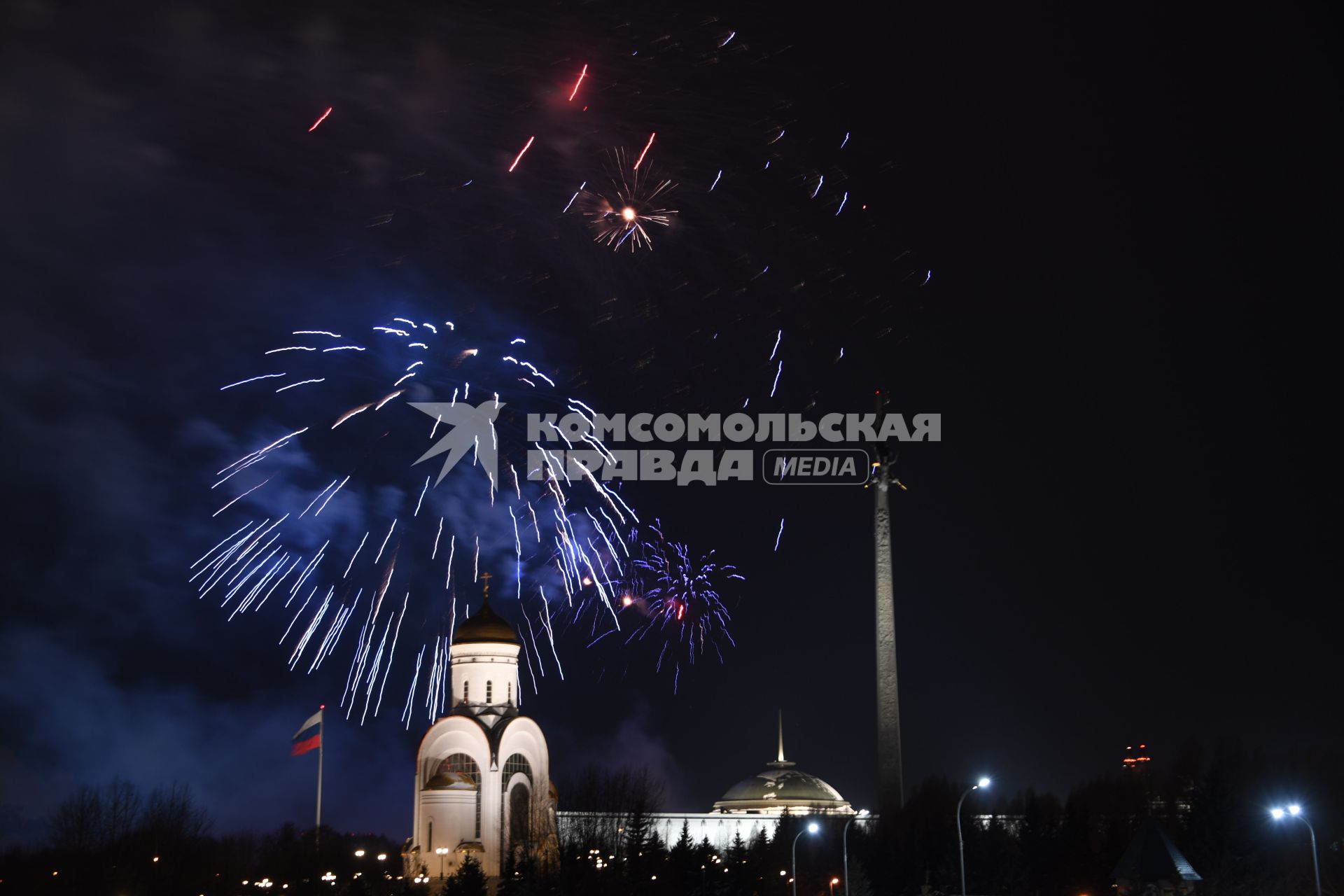 Москва. Праздничный салют в честь Дня защитника Отечества на Поклонной горе.