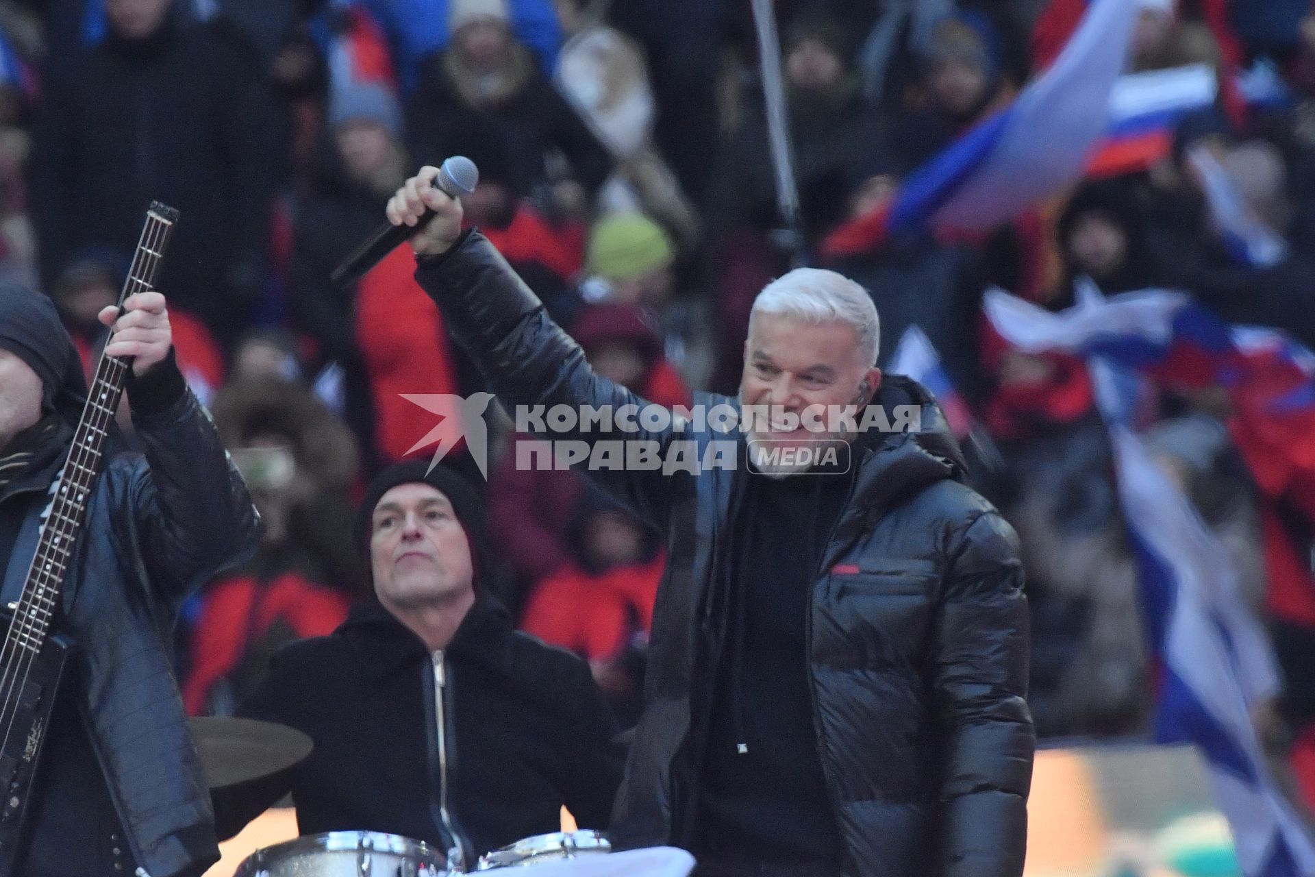 Москва.  Певец Олег Газманов (справа) во время выступления на митинге-концерте`Слава защитникам Отечества` в Лужниках, посвященном участникам специальной военной операции и празднованию Дня защитника Отечества.