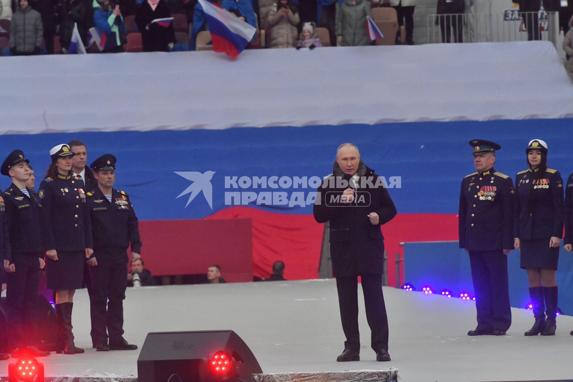 Москва.  Президент РФ Владимир Путин (в центре) в Лужниках во время выступления на митинге-концерте `Слава защитникам Отечества`, посвященном участникам специальной военной операции и празднованию Дня защитника Отечества.