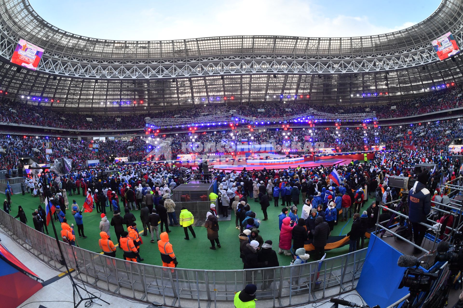 Москва.   Зрители на митинге-концерте `Слава защитникам Отечества` в Лужниках, посвященном участникам специальной военной операции и празднованию Дня защитника Отечества.