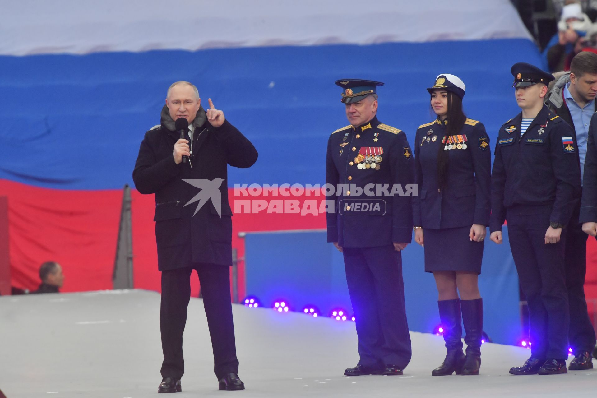 Москва.  Президент РФ Владимир Путин (в центре) в Лужниках во время выступления на митинге-концерте `Слава защитникам Отечества`, посвященном участникам специальной военной операции и празднованию Дня защитника Отечества.