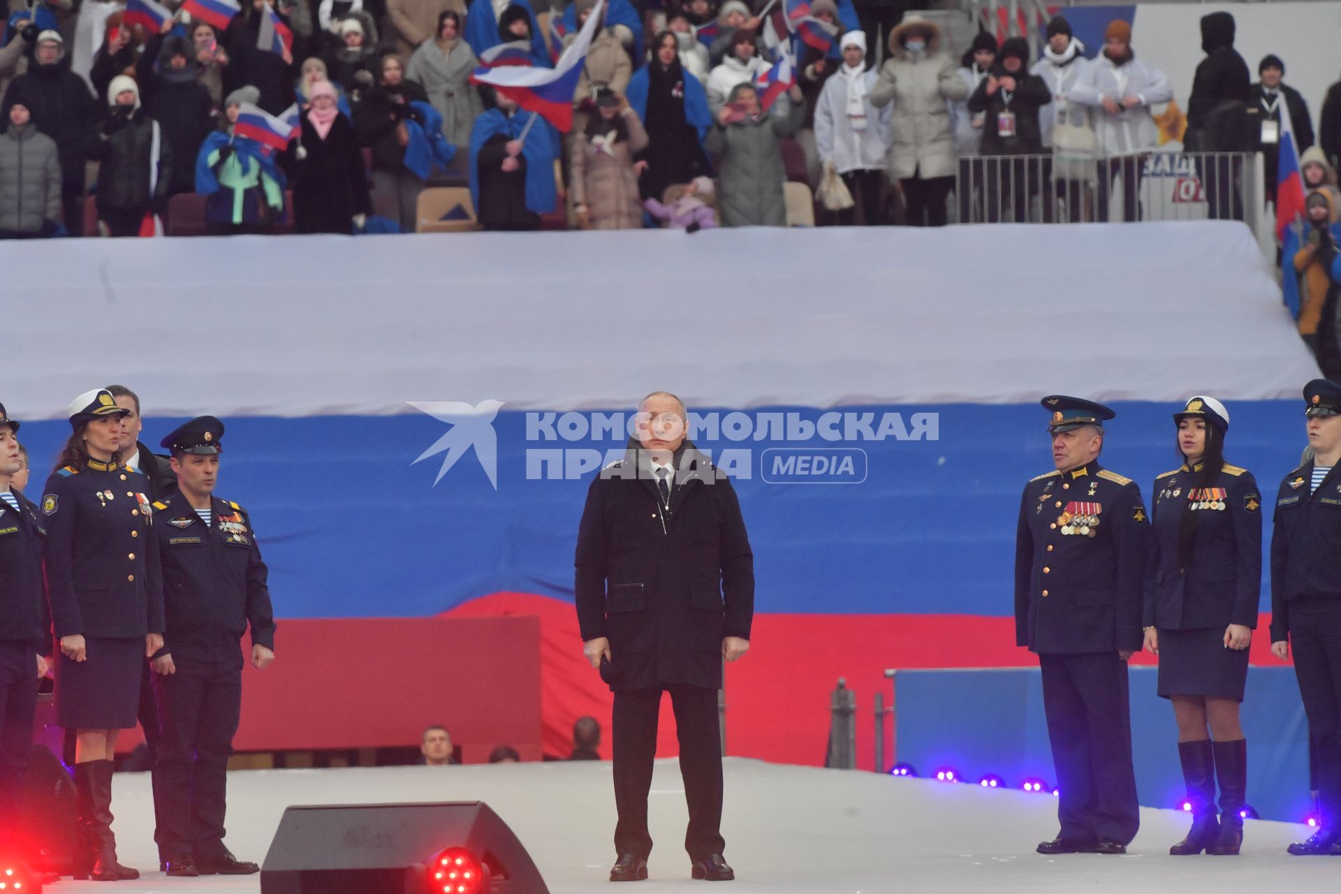 Москва.  Президент РФ Владимир Путин (в центре) в Лужниках во время выступления на митинге-концерте `Слава защитникам Отечества`, посвященном участникам специальной военной операции и празднованию Дня защитника Отечества.