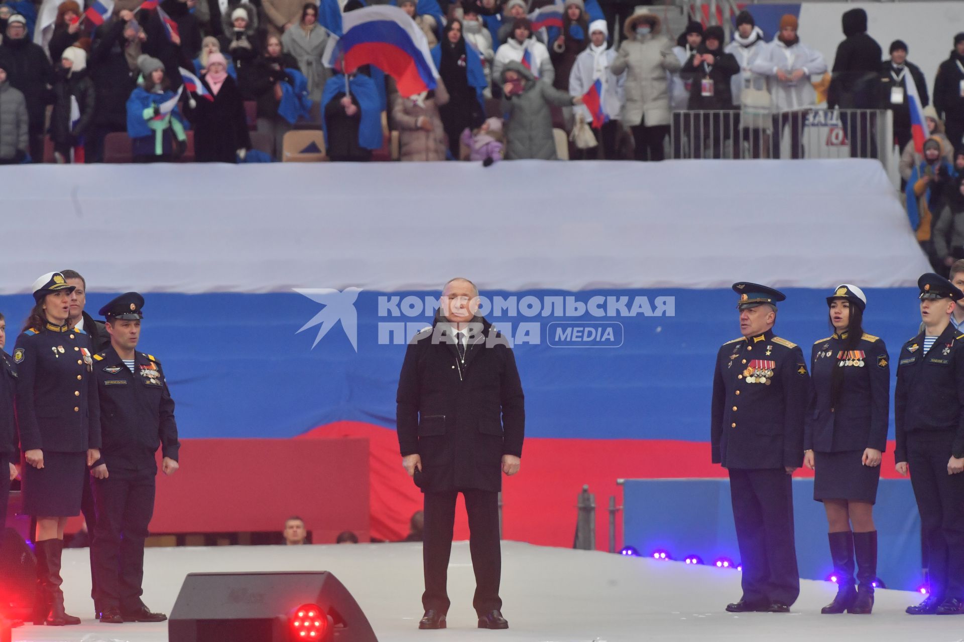 Москва.  Президент РФ Владимир Путин (в центре) в Лужниках во время выступления на митинге-концерте `Слава защитникам Отечества`, посвященном участникам специальной военной операции и празднованию Дня защитника Отечества.