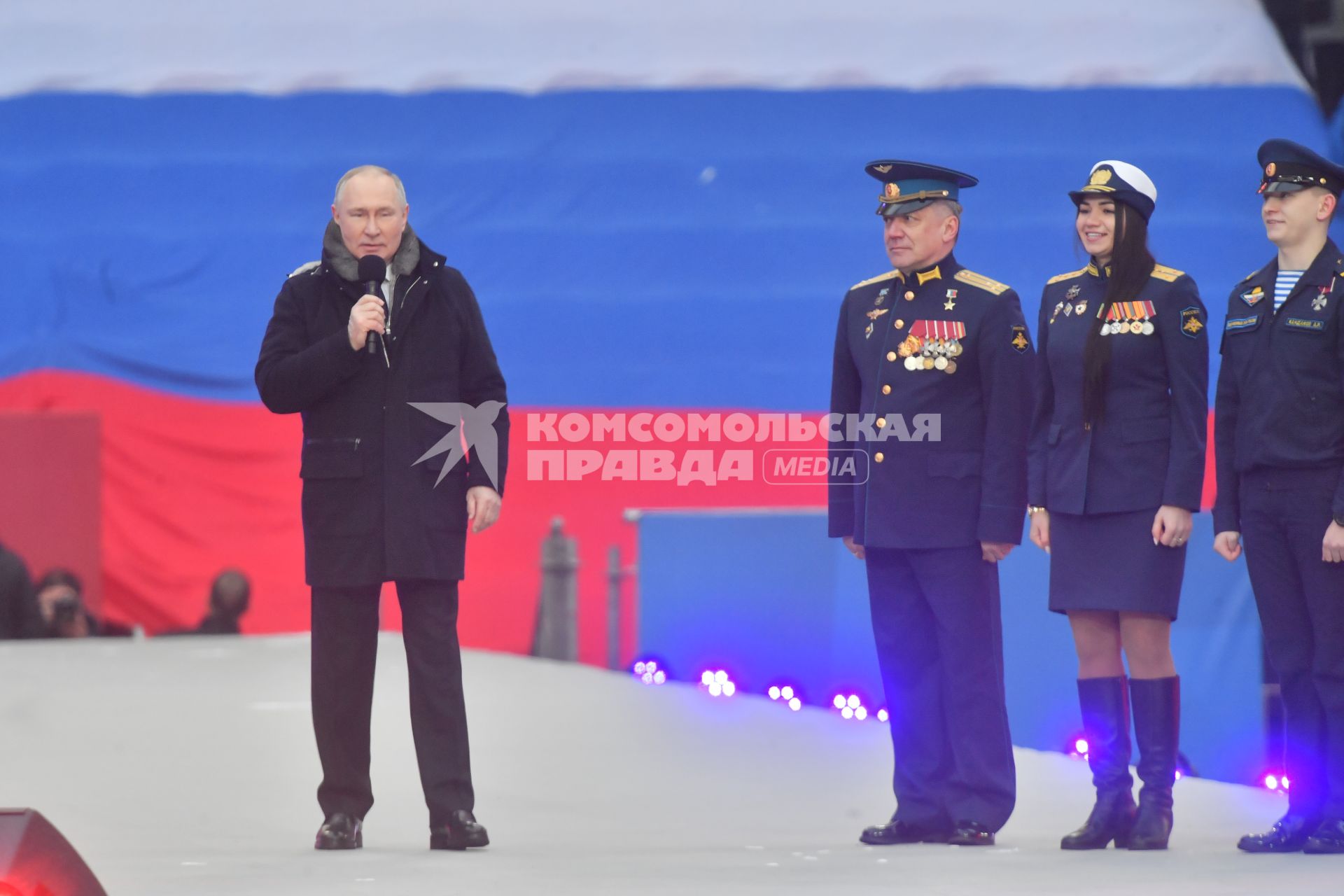 Москва.  Президент РФ Владимир Путин (в центре) в Лужниках во время выступления на митинге-концерте `Слава защитникам Отечества`, посвященном участникам специальной военной операции и празднованию Дня защитника Отечества.