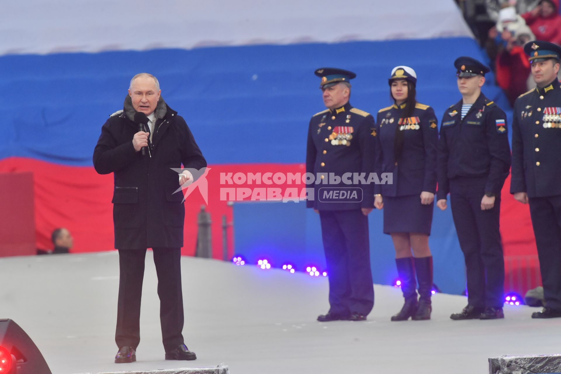 Москва.  Президент РФ Владимир Путин (в центре) в Лужниках во время выступления на митинге-концерте `Слава защитникам Отечества`, посвященном участникам специальной военной операции и празднованию Дня защитника Отечества.