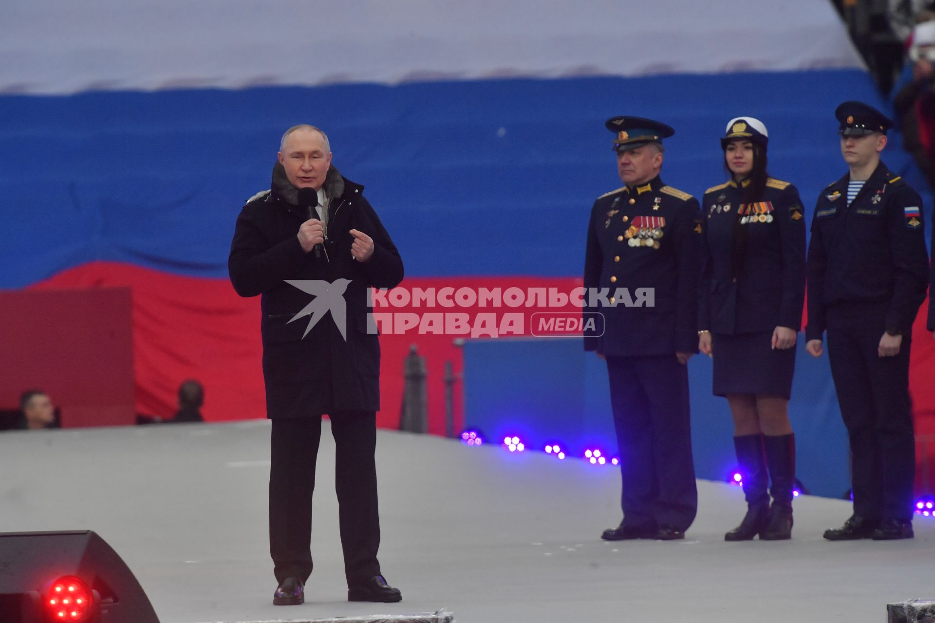 Москва.  Президент РФ Владимир Путин (в центре) в Лужниках во время выступления на митинге-концерте `Слава защитникам Отечества`, посвященном участникам специальной военной операции и празднованию Дня защитника Отечества.