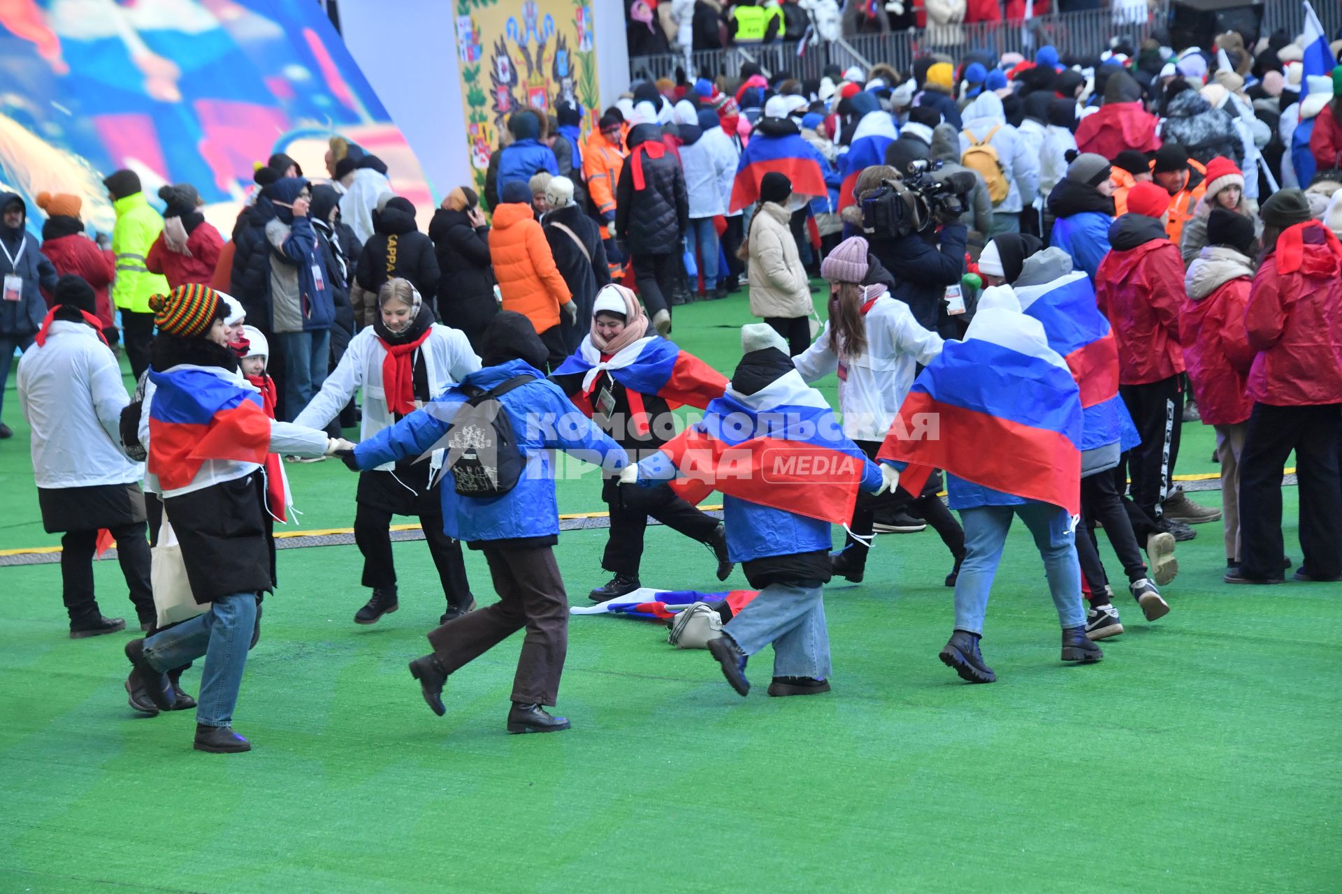 Москва.   Зрители на митинге-концерте `Слава защитникам Отечества` в Лужниках, посвященном участникам специальной военной операции и празднованию Дня защитника Отечества.