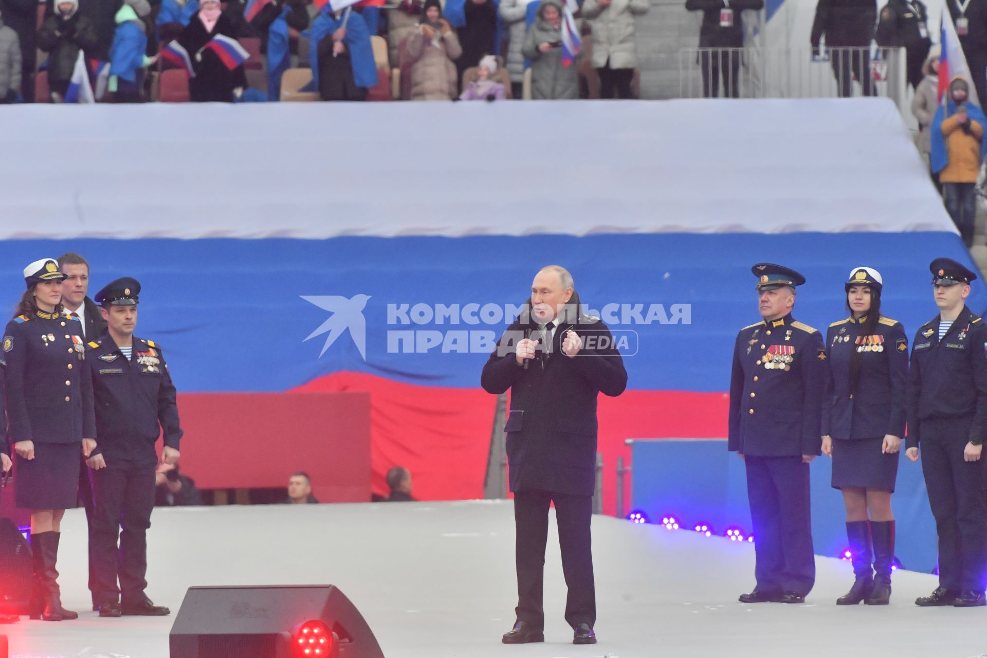 Москва.  Президент РФ Владимир Путин (в центре) в Лужниках во время выступления на митинге-концерте `Слава защитникам Отечества`, посвященном участникам специальной военной операции и празднованию Дня защитника Отечества.