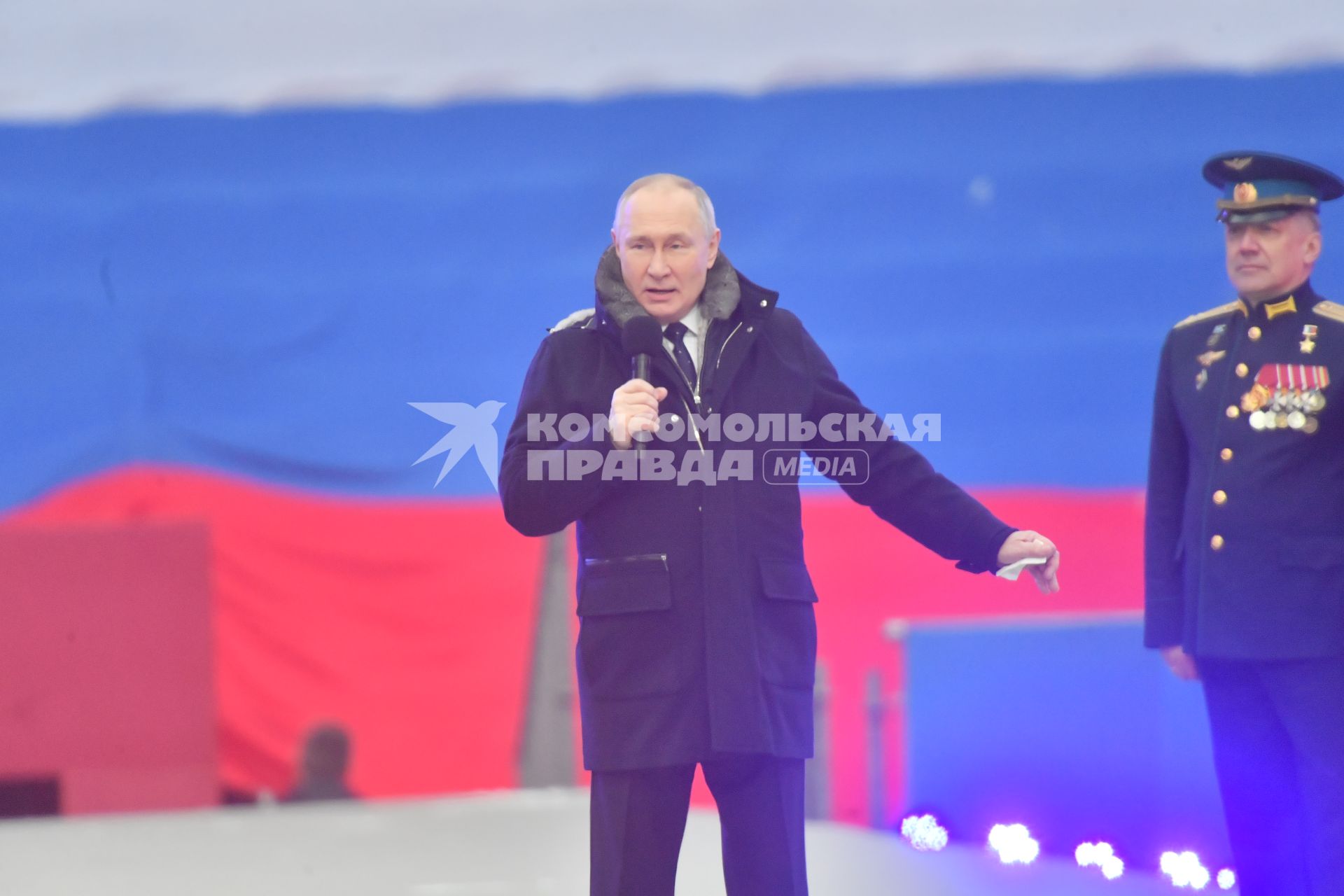 Москва.  Президент РФ Владимир Путин (в центре) в Лужниках во время выступления на митинге-концерте `Слава защитникам Отечества`, посвященном участникам специальной военной операции и празднованию Дня защитника Отечества.