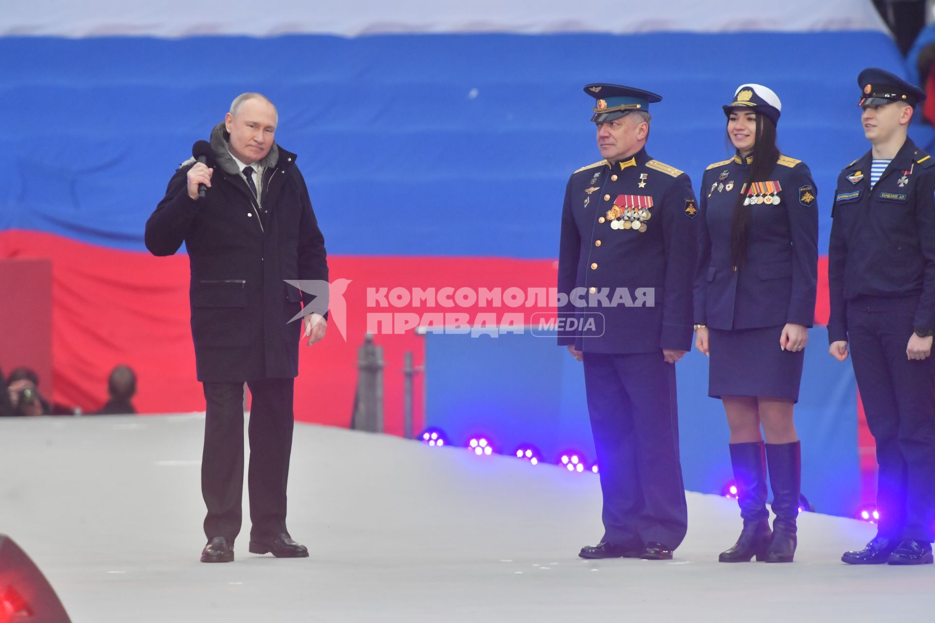 Москва.  Президент РФ Владимир Путин (в центре) в Лужниках во время выступления на митинге-концерте `Слава защитникам Отечества`, посвященном участникам специальной военной операции и празднованию Дня защитника Отечества.