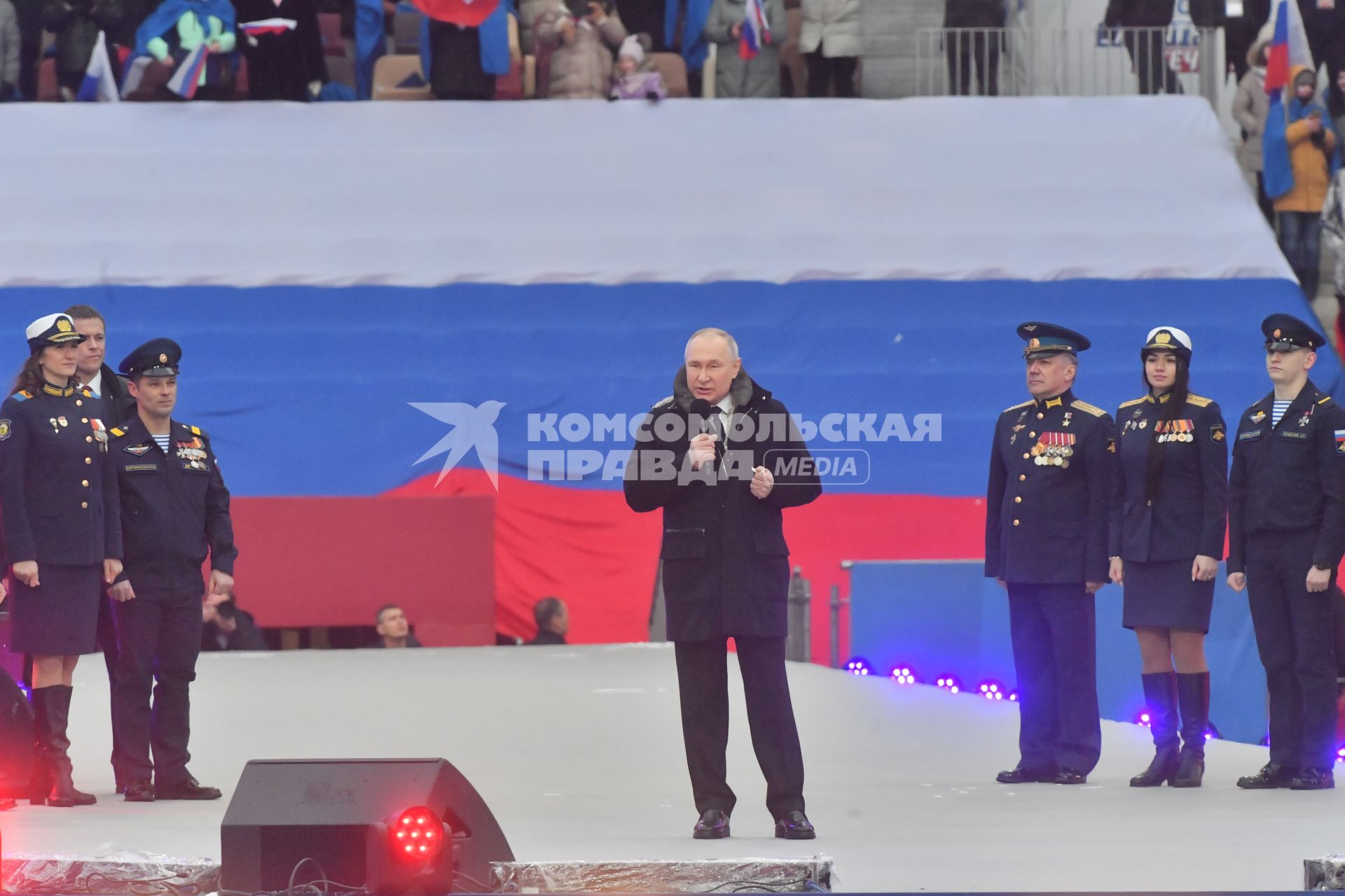 Москва.  Президент РФ Владимир Путин (в центре) в Лужниках во время выступления на митинге-концерте `Слава защитникам Отечества`, посвященном участникам специальной военной операции и празднованию Дня защитника Отечества.