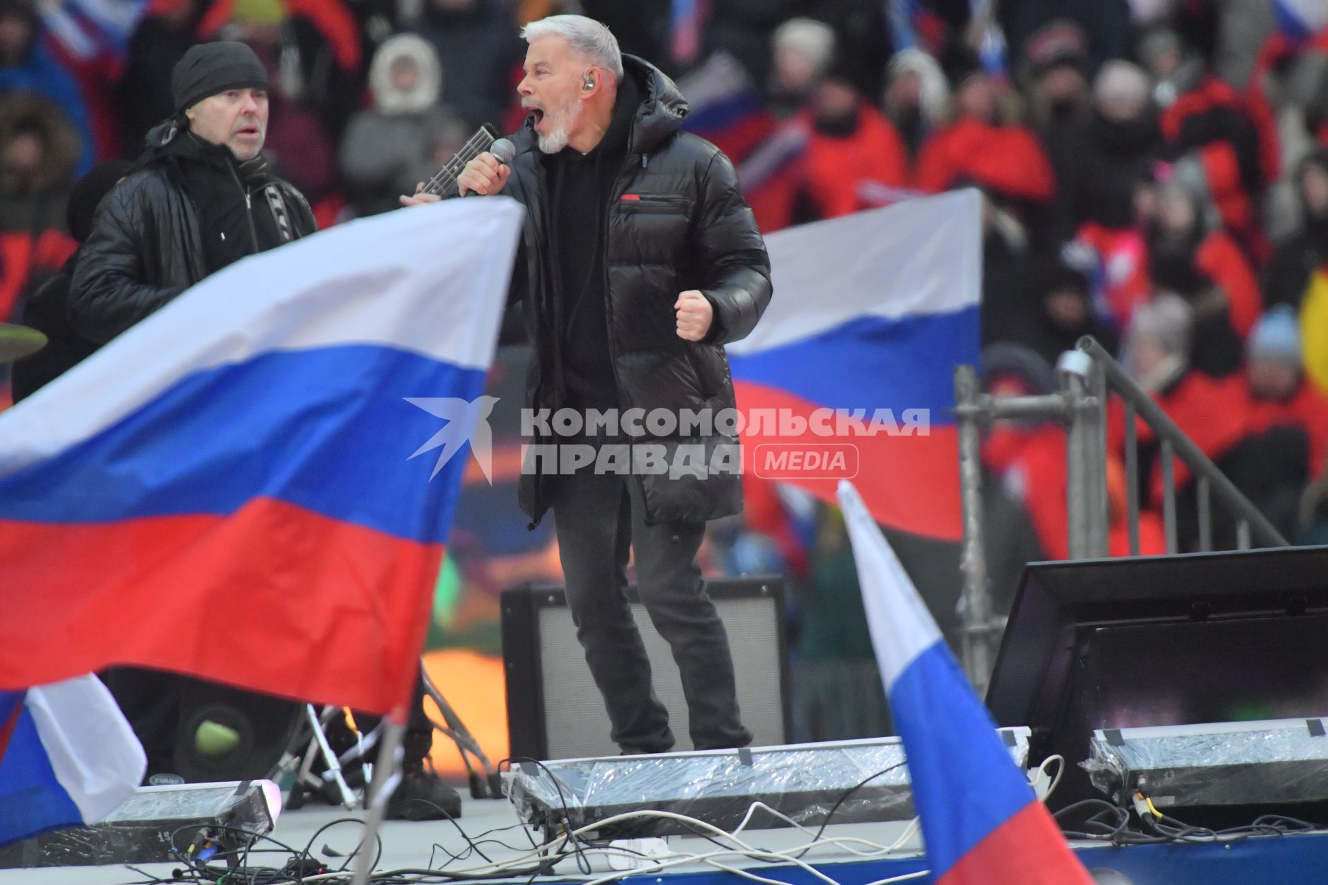 Москва.  Певец Олег Газманов (справа) во время выступления на митинге-концерте`Слава защитникам Отечества` в Лужниках, посвященном участникам специальной военной операции и празднованию Дня защитника Отечества.