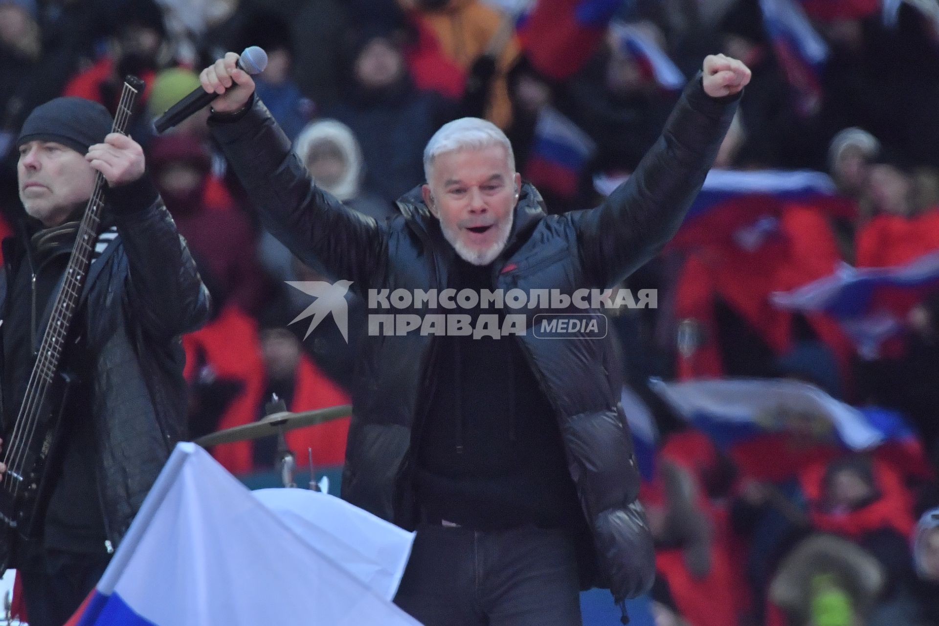 Москва.  Певец Олег Газманов (справа) во время выступления на митинге-концерте`Слава защитникам Отечества` в Лужниках, посвященном участникам специальной военной операции и празднованию Дня защитника Отечества.