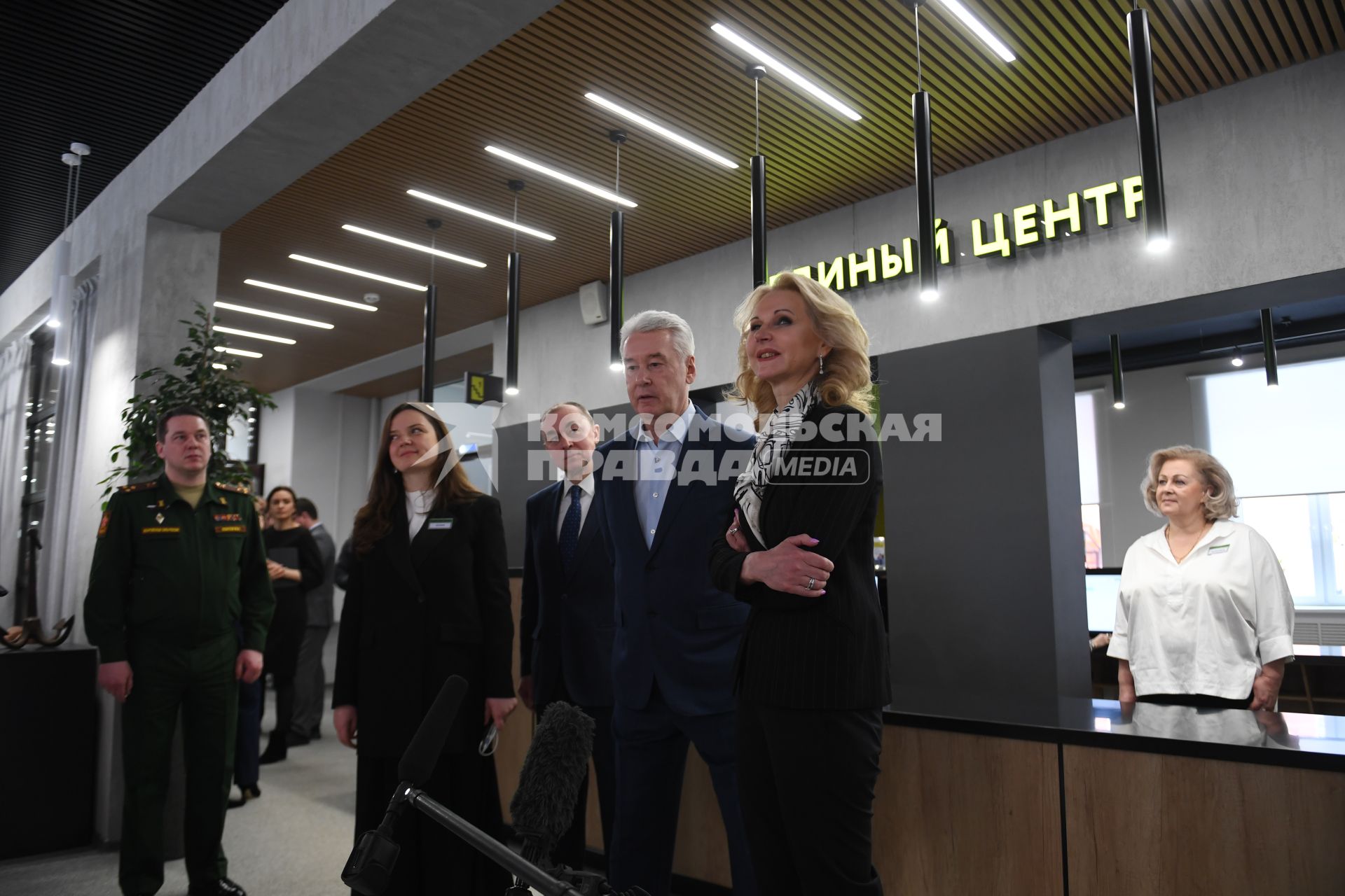 Москва.  Мэр Москвы Сергей Собянин (в центре) и вице-премьер РФ Татьяна Голикова в Едином центре поддержки участников СВО и их семей.