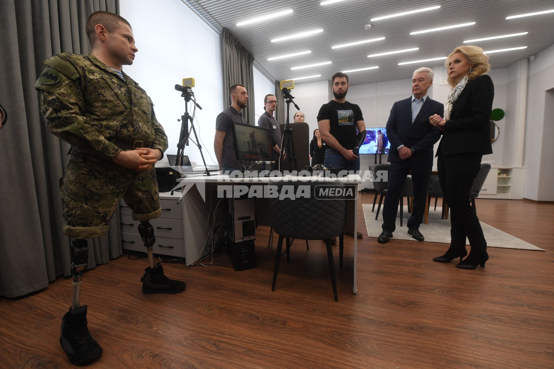 Москва.  Мэр Москвы Сергей Собянин (в центре) и вице-премьер РФ Татьяна Голикова в Едином центре поддержки участников СВО и их семей.