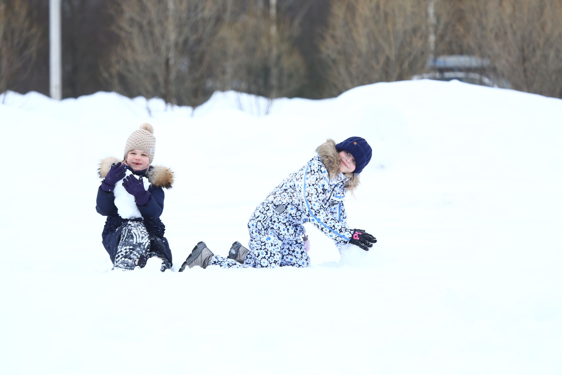 Калужская область, Никола-Ленивец. Дети играют  на праздновании Масленицы в арт-парке Никола-Ленивец.