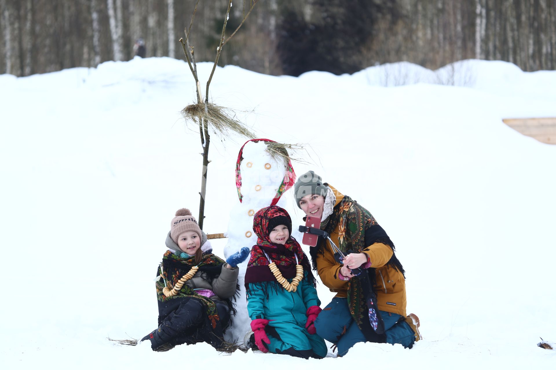 Калужская область, Никола-Ленивец. Дети играют  на праздновании Масленицы в арт-парке Никола-Ленивец.