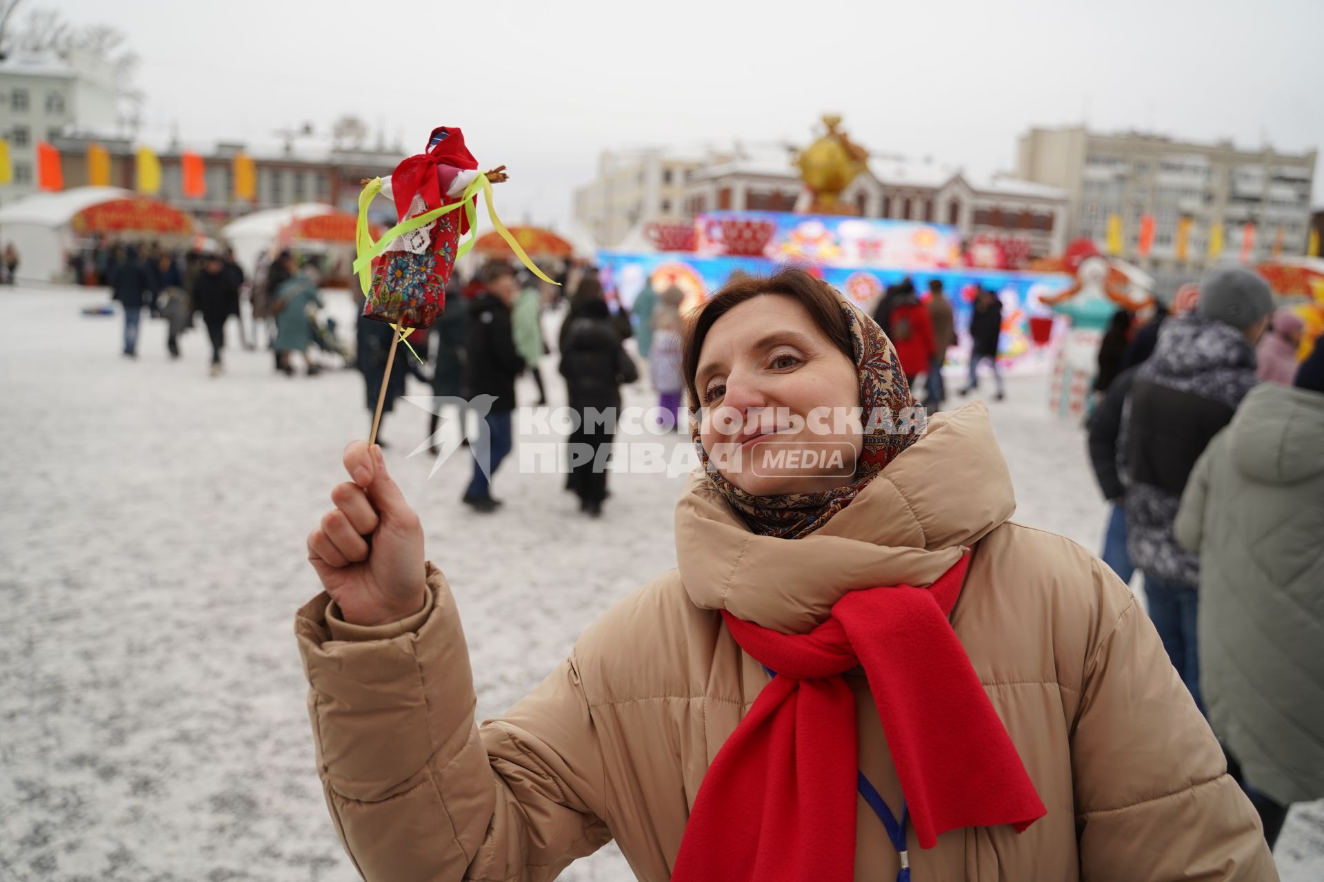 Самара. Женщина во время празднования Масленицы.