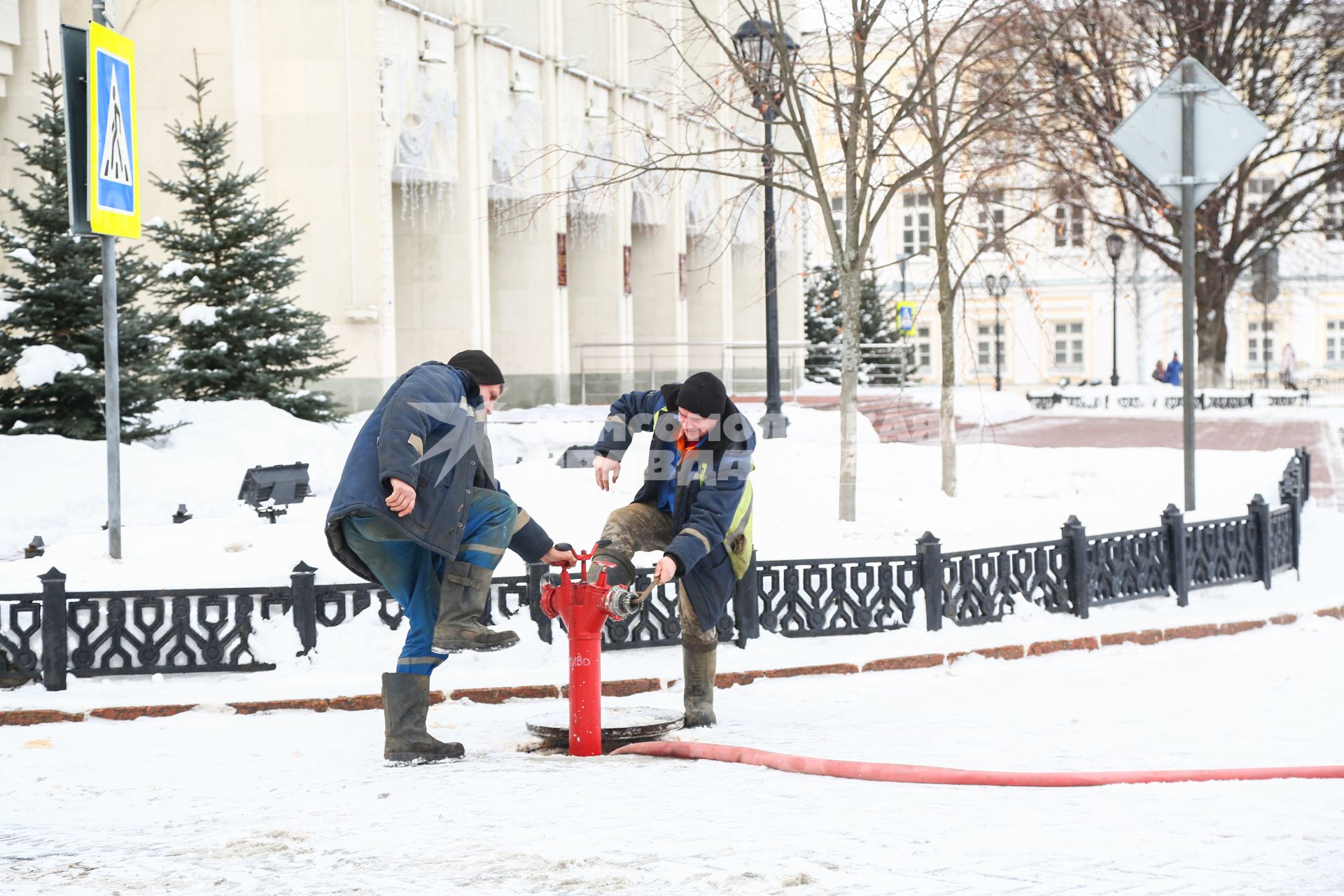 Ярославль. Сотрудники коммунальной службы на одной из улиц города.