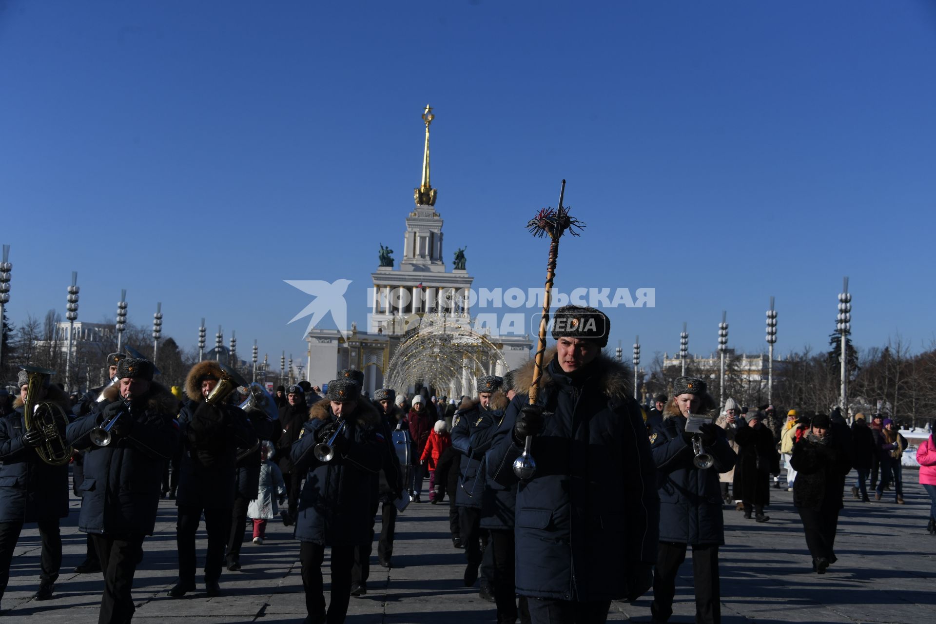 Моска. Участники  парада духовых  оркестров во время  празднования Дня защитника Отечества  на ВДНХ .