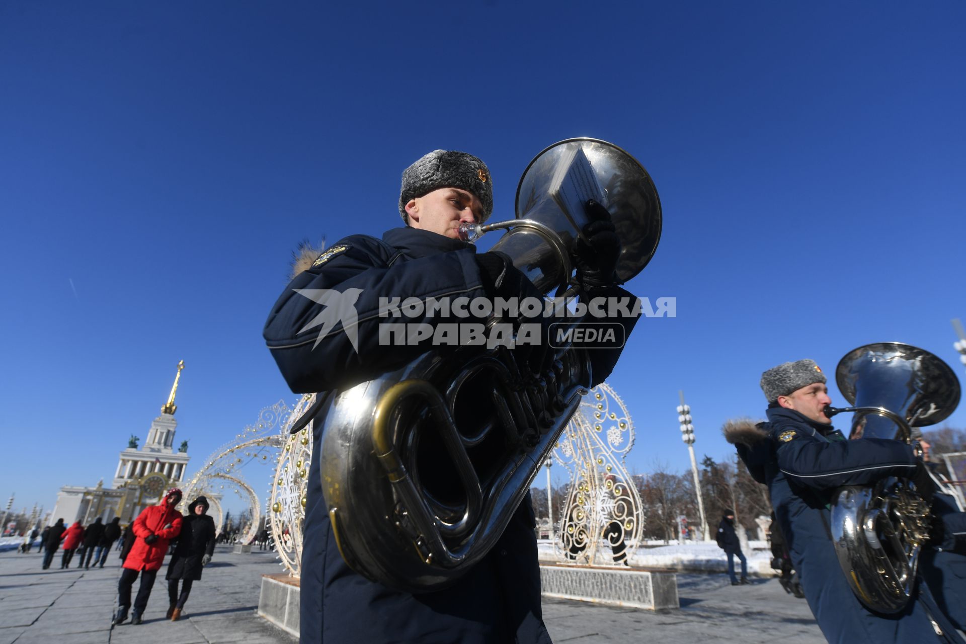 Моска. Участники  парада духовых  оркестров во время  празднования Дня защитника Отечества  на ВДНХ .