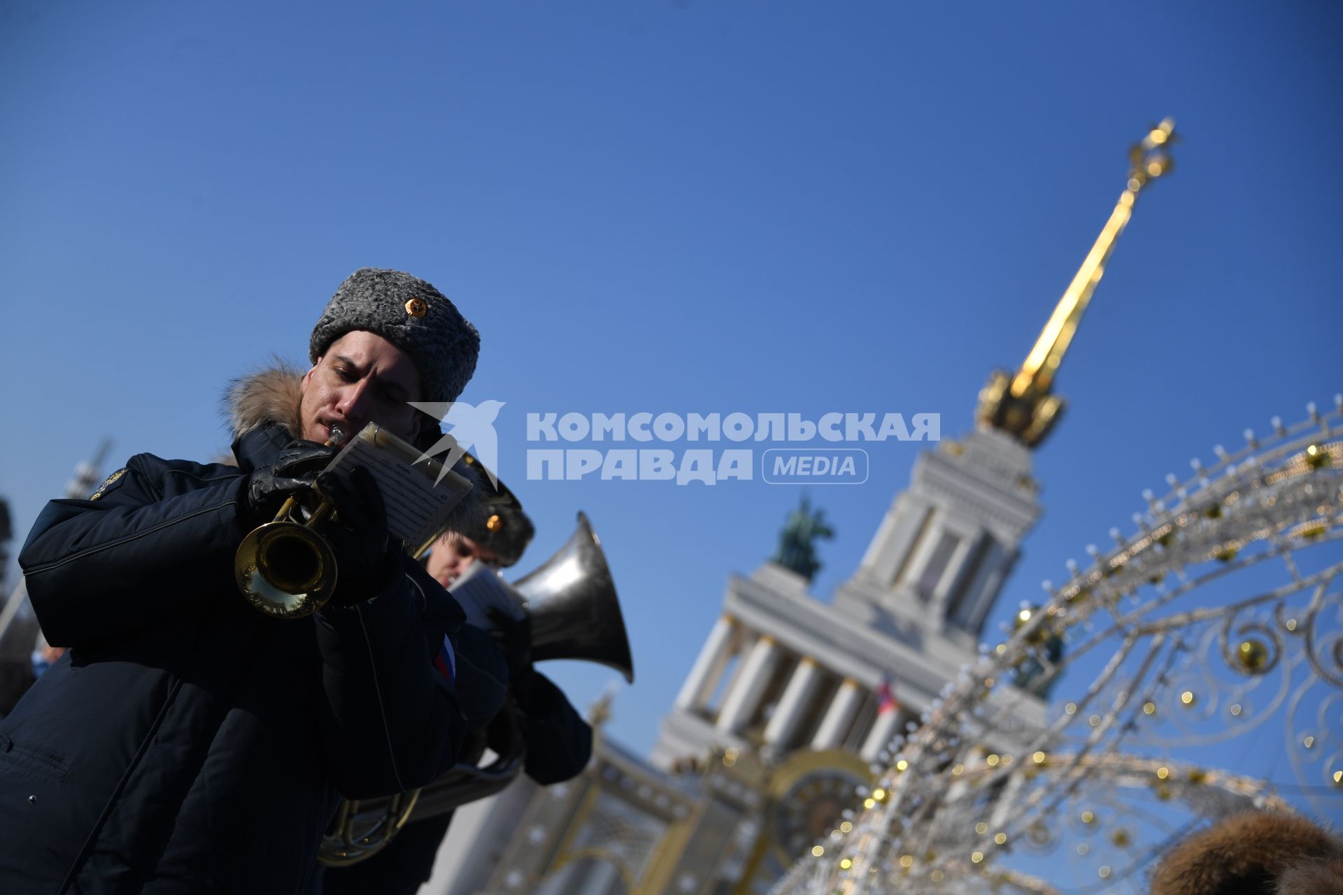 Моска. Участник  парада духовых  оркестров во время  празднования Дня защитника Отечества  на ВДНХ .