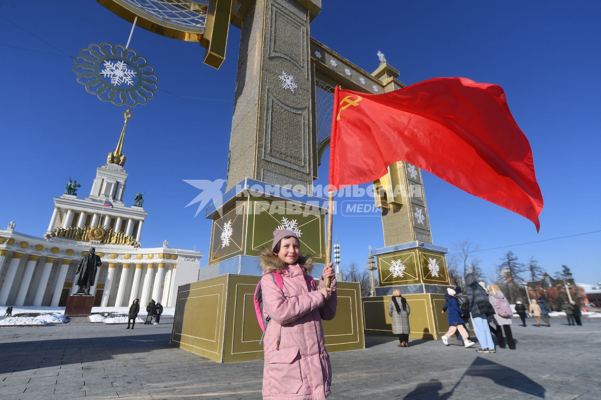 Моска.  Девочка с флагом во время празднования Дня защитника Отечества  на ВДНХ .