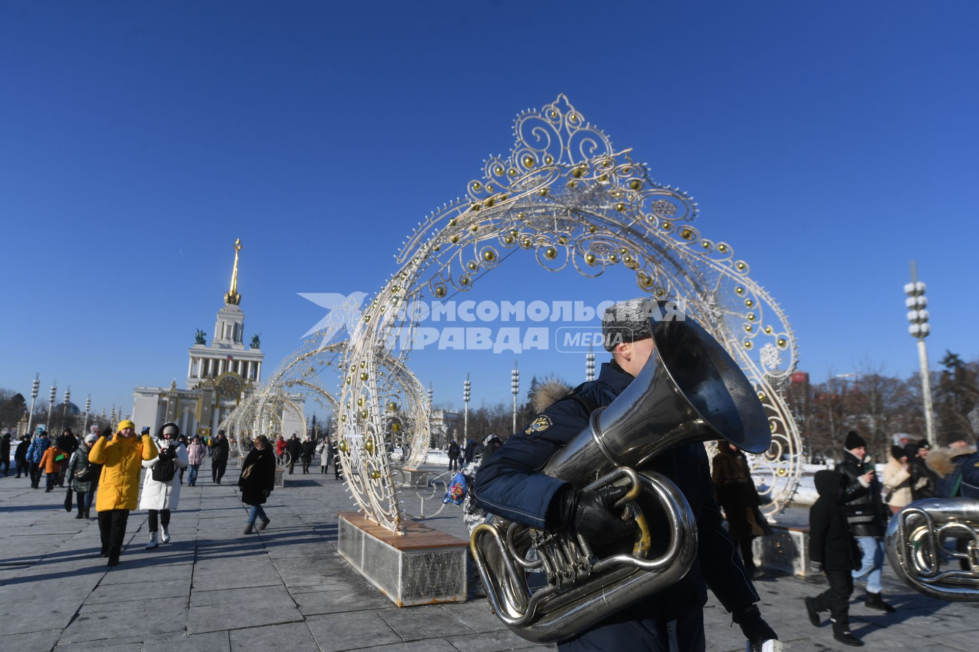 Моска. Участник  парада духовых  оркестров во время  празднования Дня защитника Отечества  на ВДНХ .