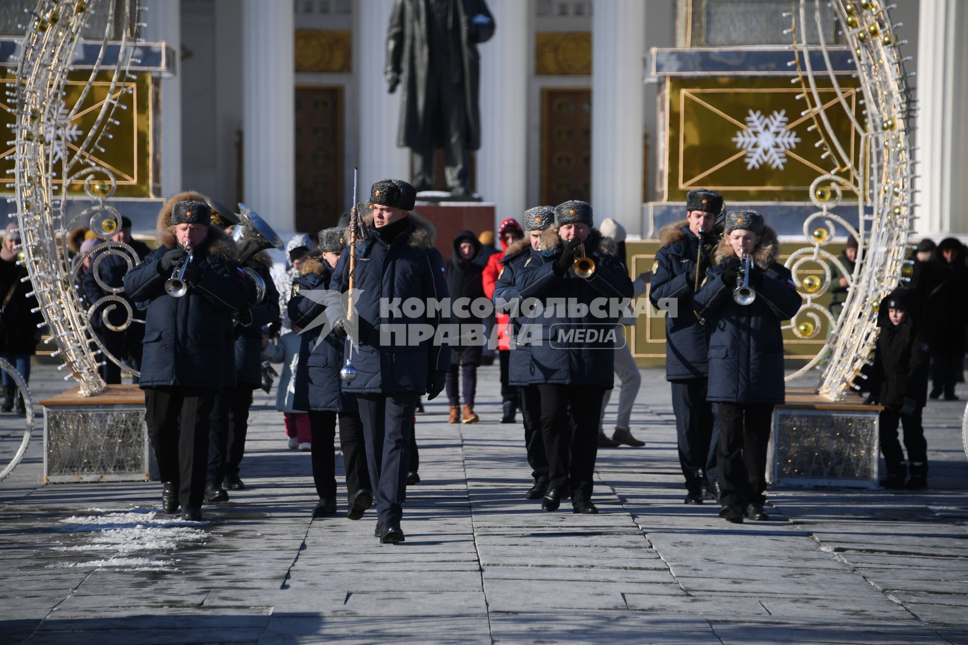 Моска. Участники парада духовых  оркестров во время  празднования Дня защитника Отечества  на ВДНХ .