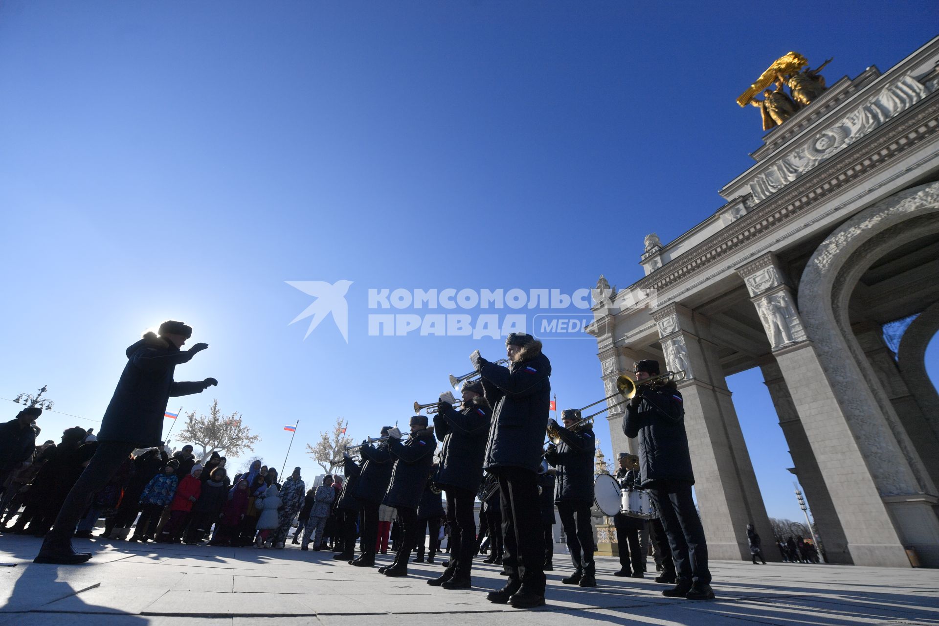 Моска. Участники  парада духовых  оркестров во время  празднования Дня защитника Отечества  на ВДНХ .