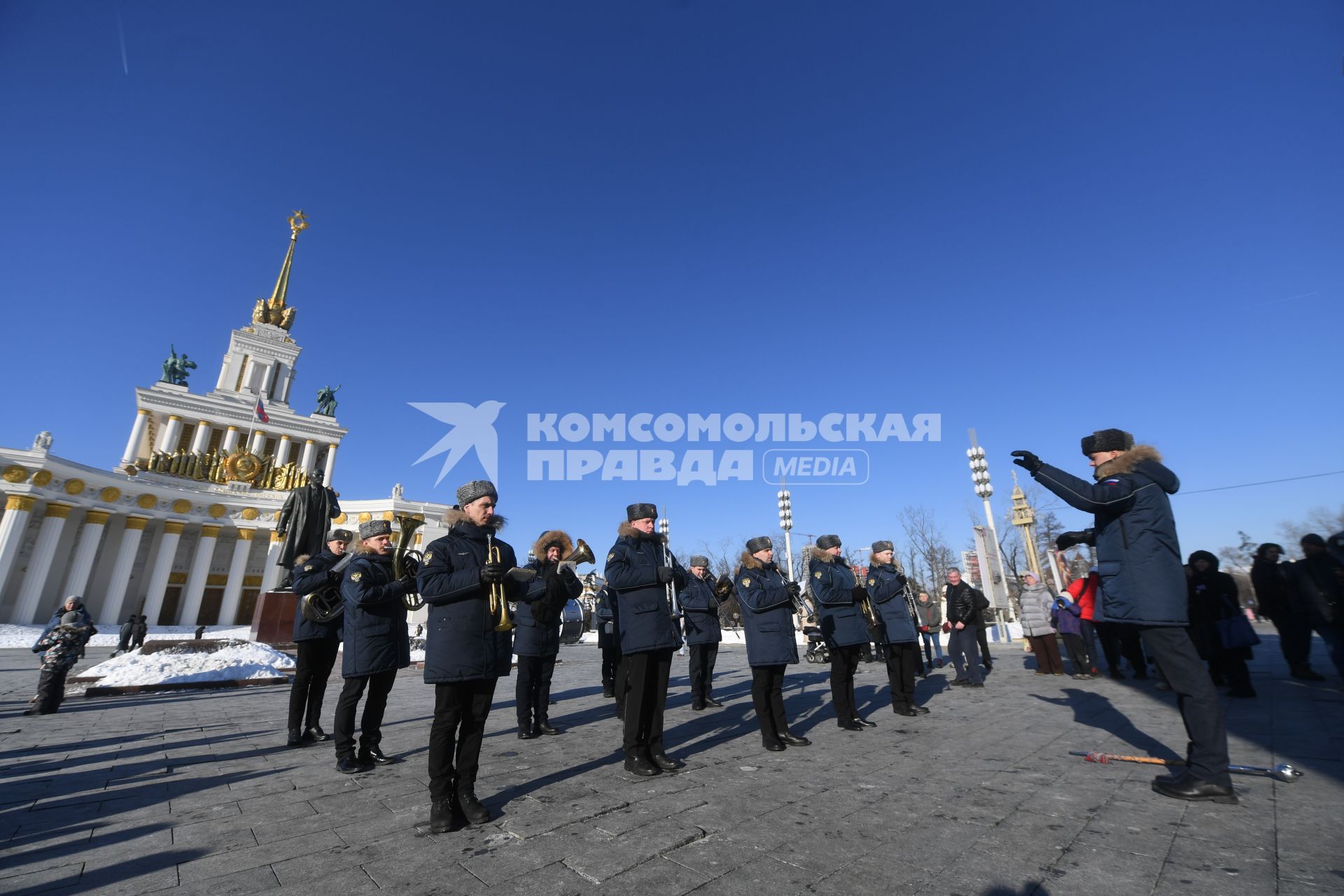 Моска. Участники парада духовых  оркестров во время  празднования Дня защитника Отечества  на ВДНХ .